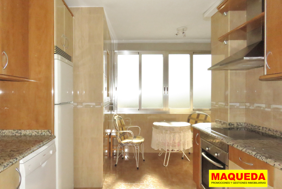 Cocina amueblada y con zona de office al fondo