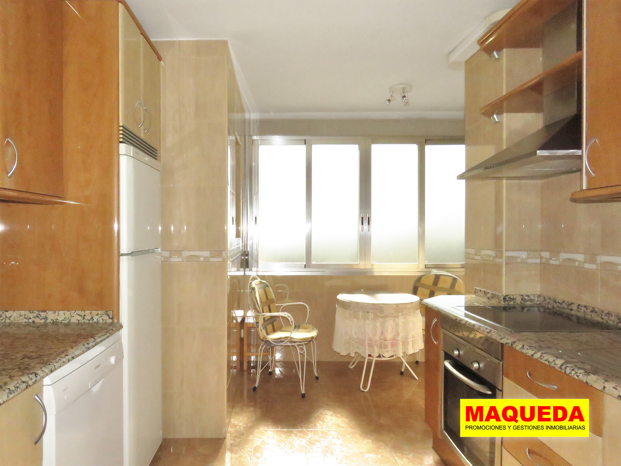 Cocina amueblada y con zona de office al fondo