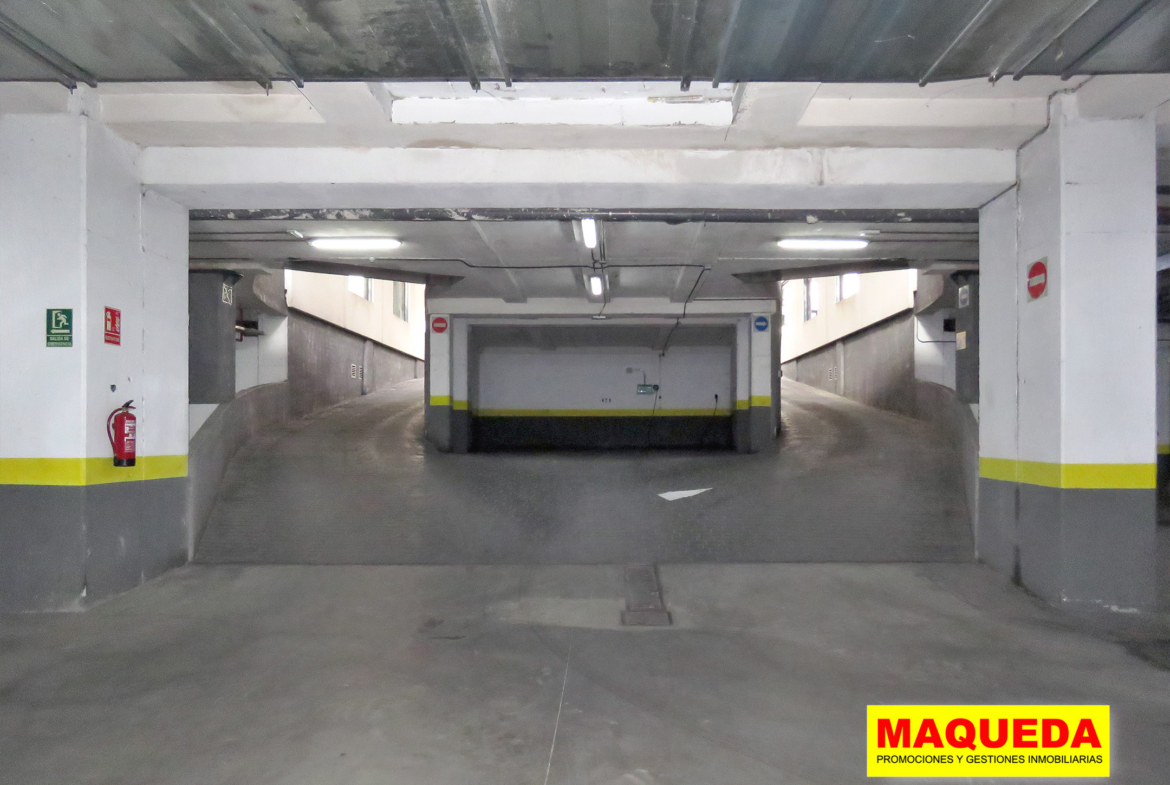 Acceso al garaje del centro empresarial SURESTE en calle Gamonal de Madrid