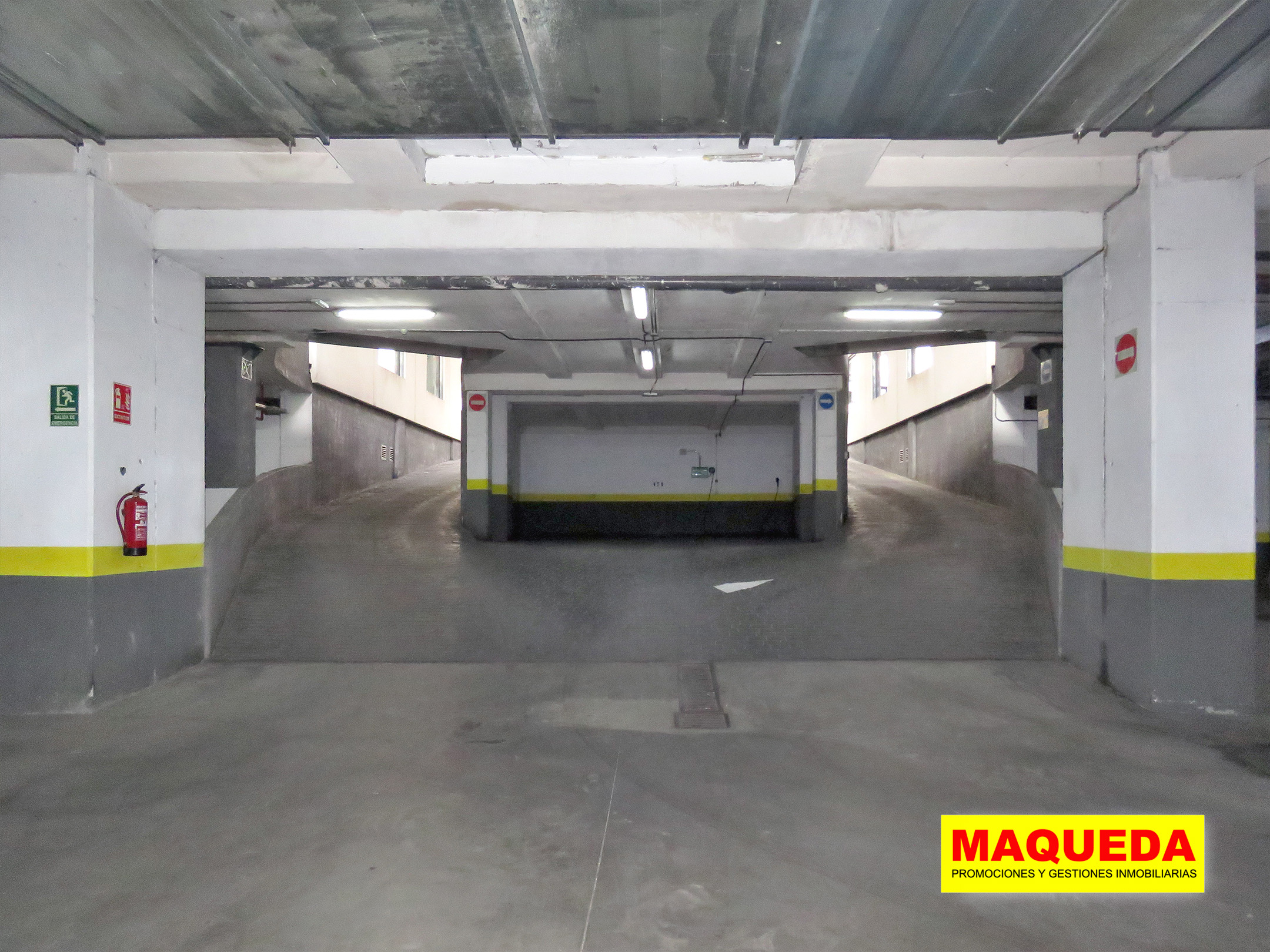 Acceso al garaje del centro empresarial SURESTE en calle Gamonal de Madrid