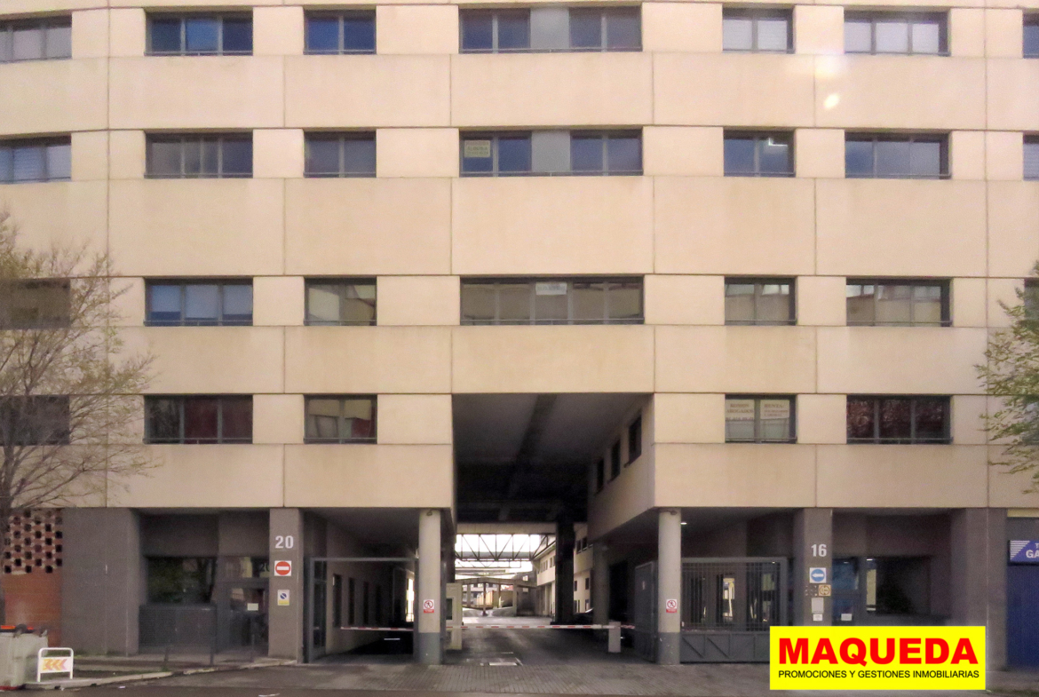 Fachada del centro empresarial SURESTE en calle Gamonal de Madrid