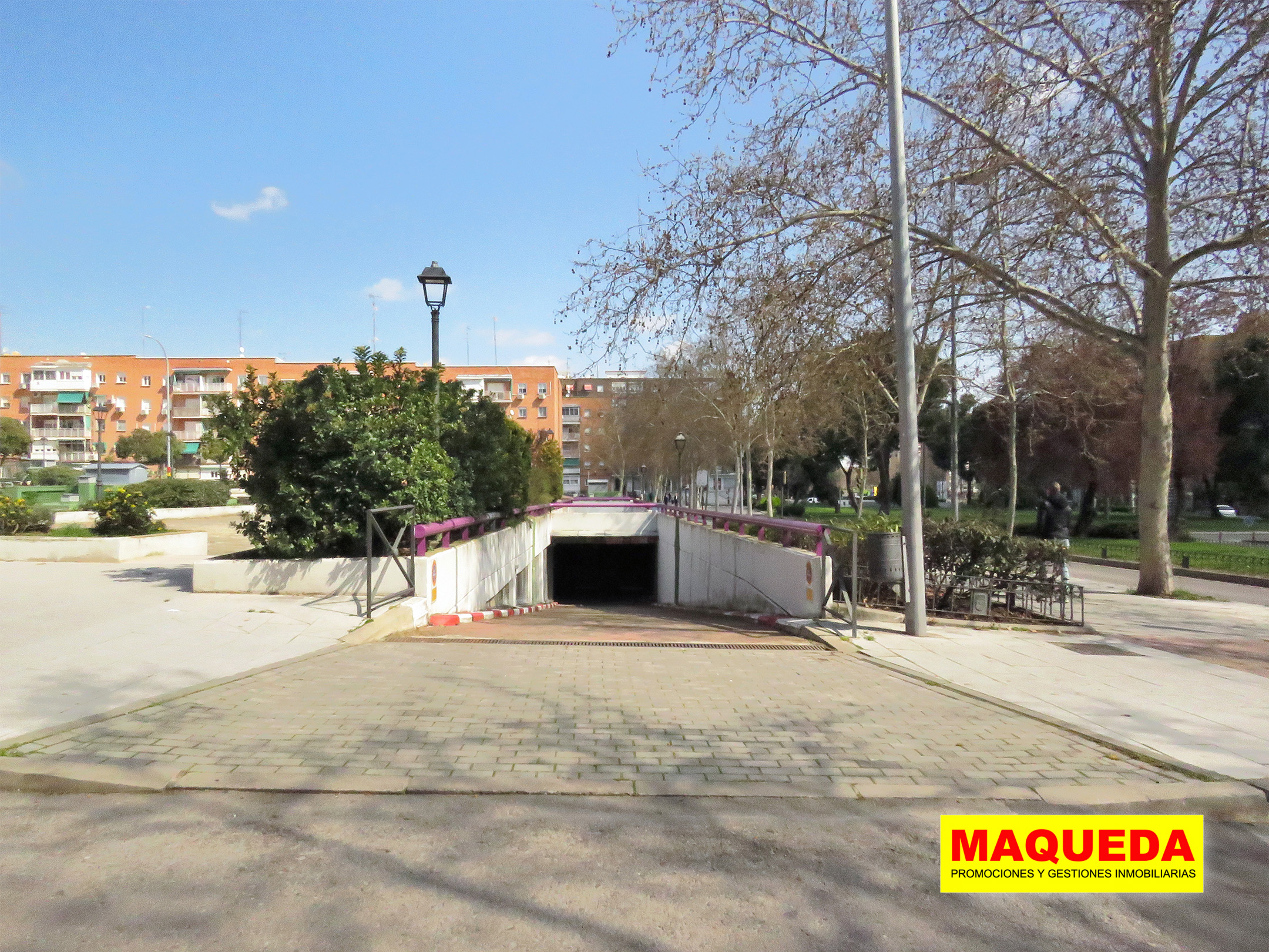 Acceso de vehículos al garaje junto a la avenida Alcalde José Aranda de Alcorcón