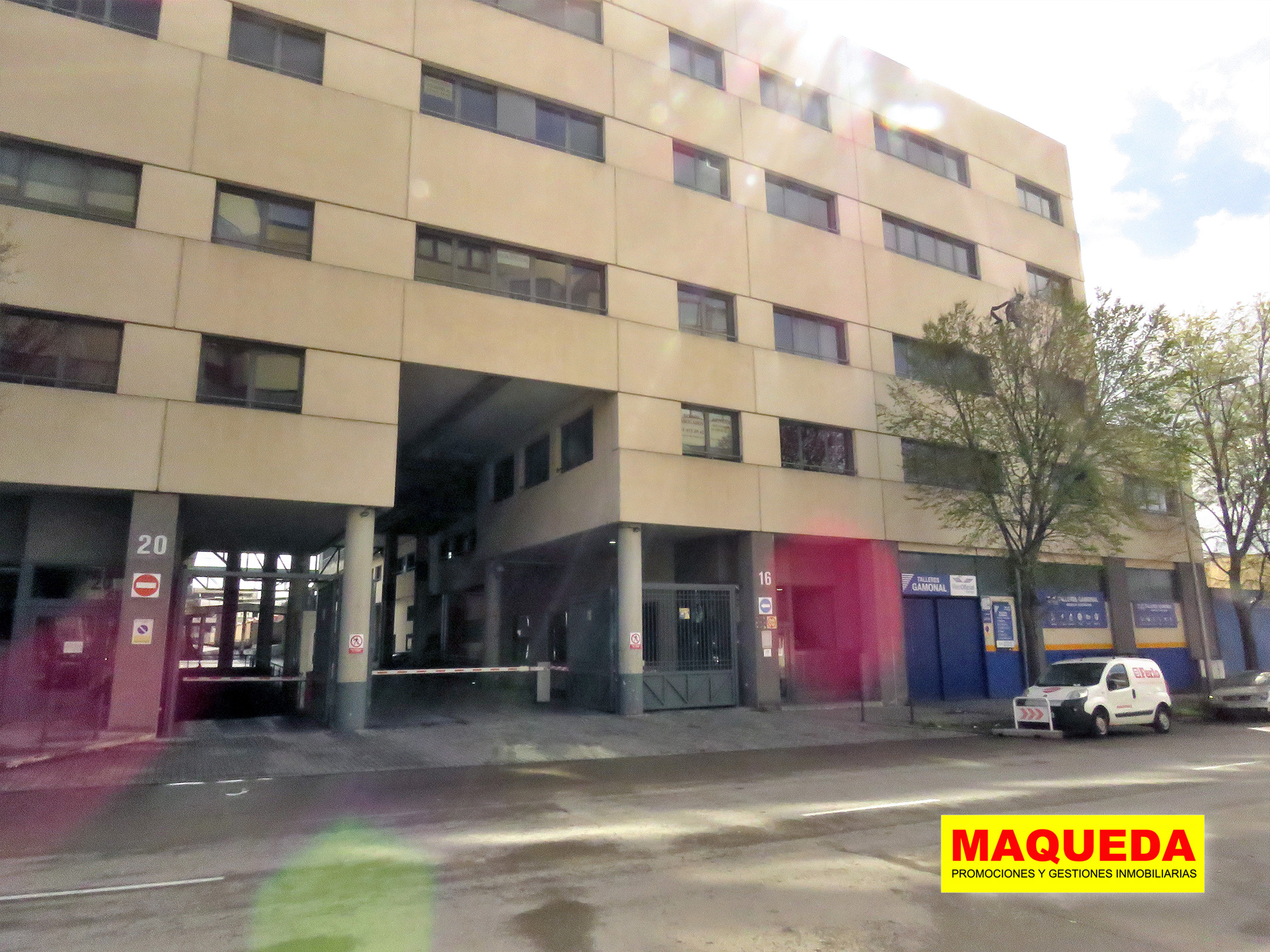 Fachada del centro empresarial SURESTE en calle Gamonal de Madrid