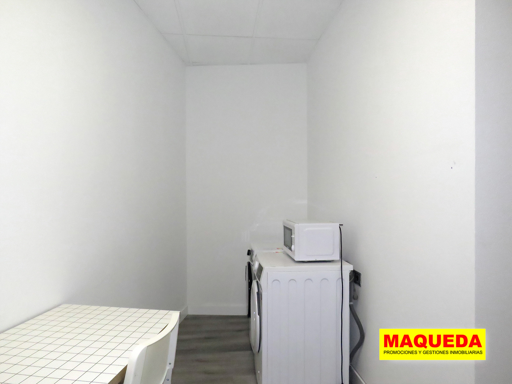 Sala de empleados del local comercial en venta en el centro de Alcorcón