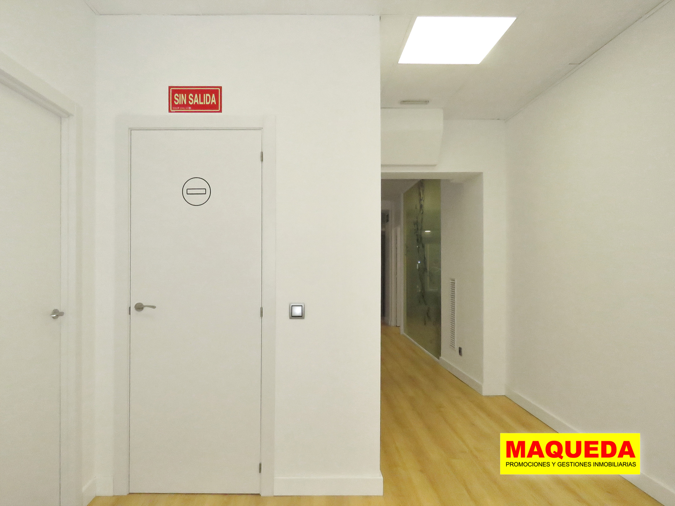 Pasillo del local comercial en venta en el centro de Alcorcón