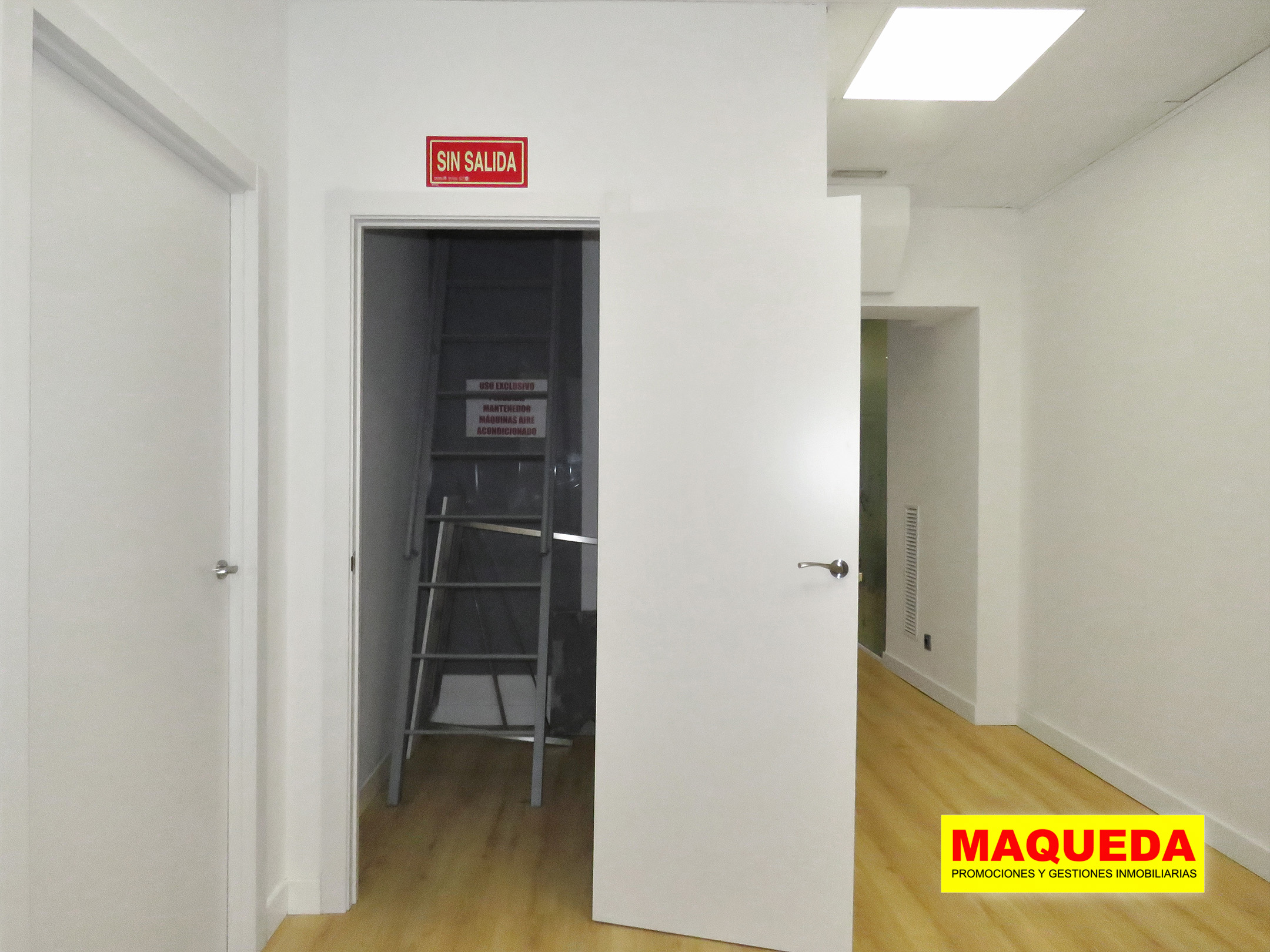 Escalera a la entreplanta del local comercial en venta en el centro de Alcorcón