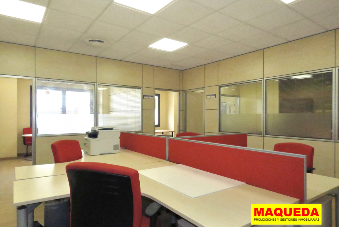 Sala con 4 puestos de trabajo en oficina en calle Gamonal de Madrid