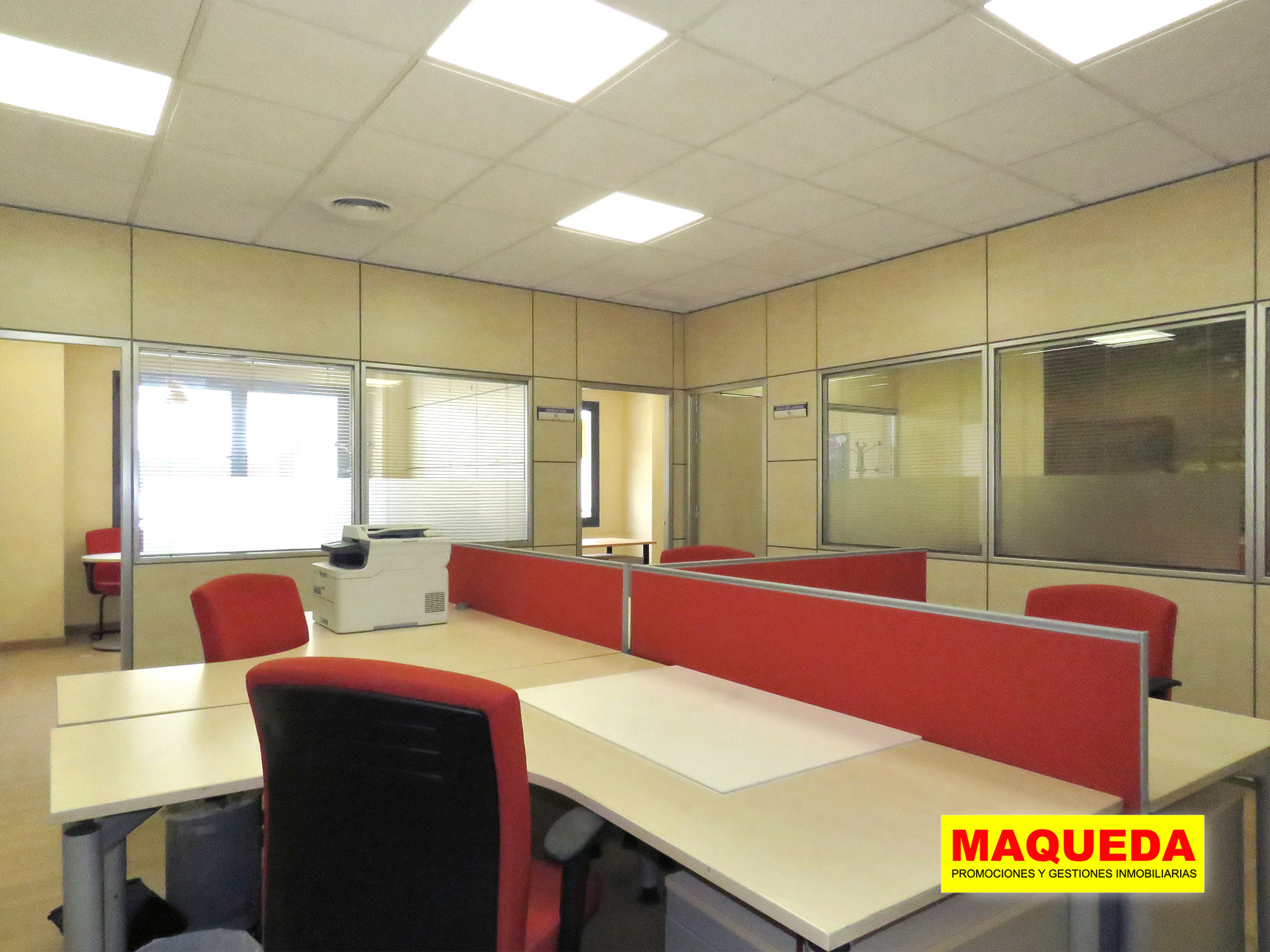 Sala con 4 puestos de trabajo en oficina en calle Gamonal de Madrid