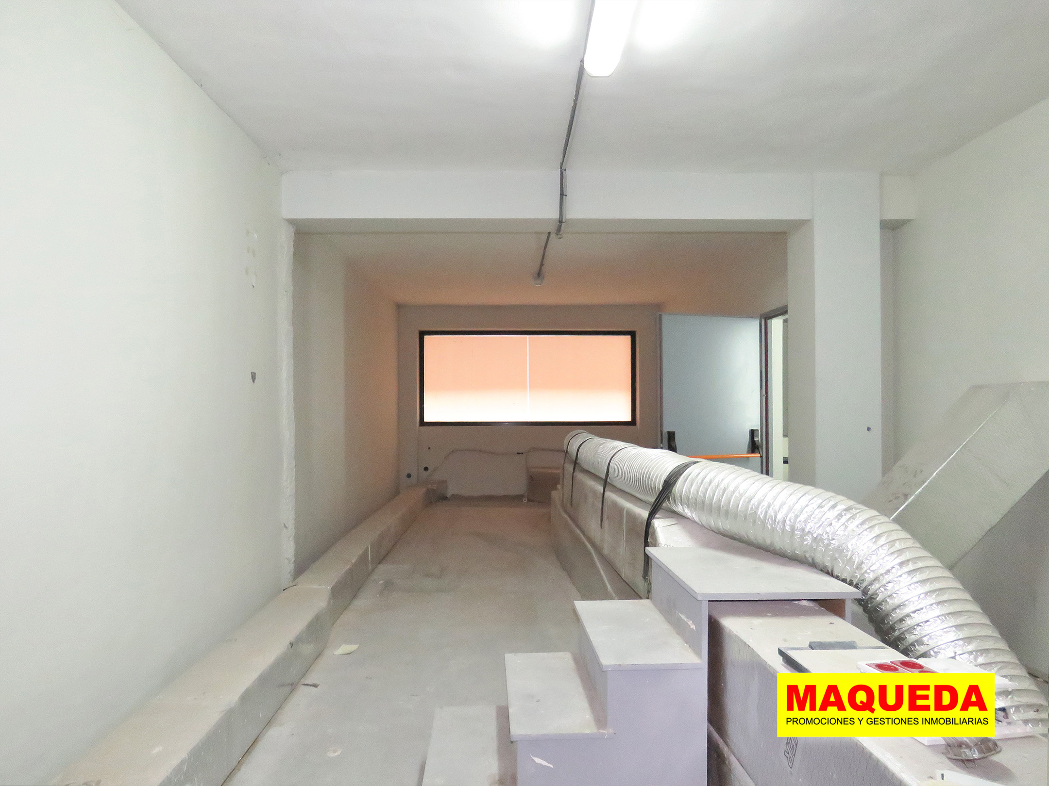 Entreplanta del local con conductos de climatización