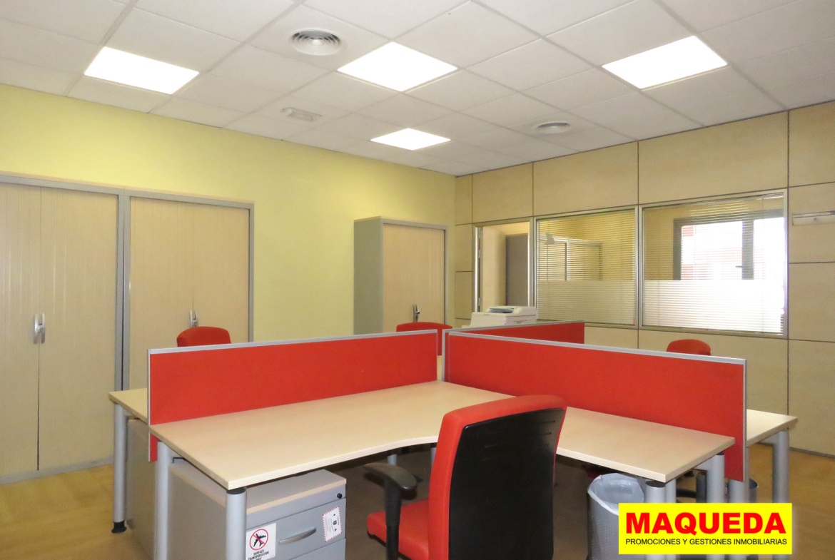 Sala con 4 puestos de trabajo en oficina en calle Gamonal de Madrid