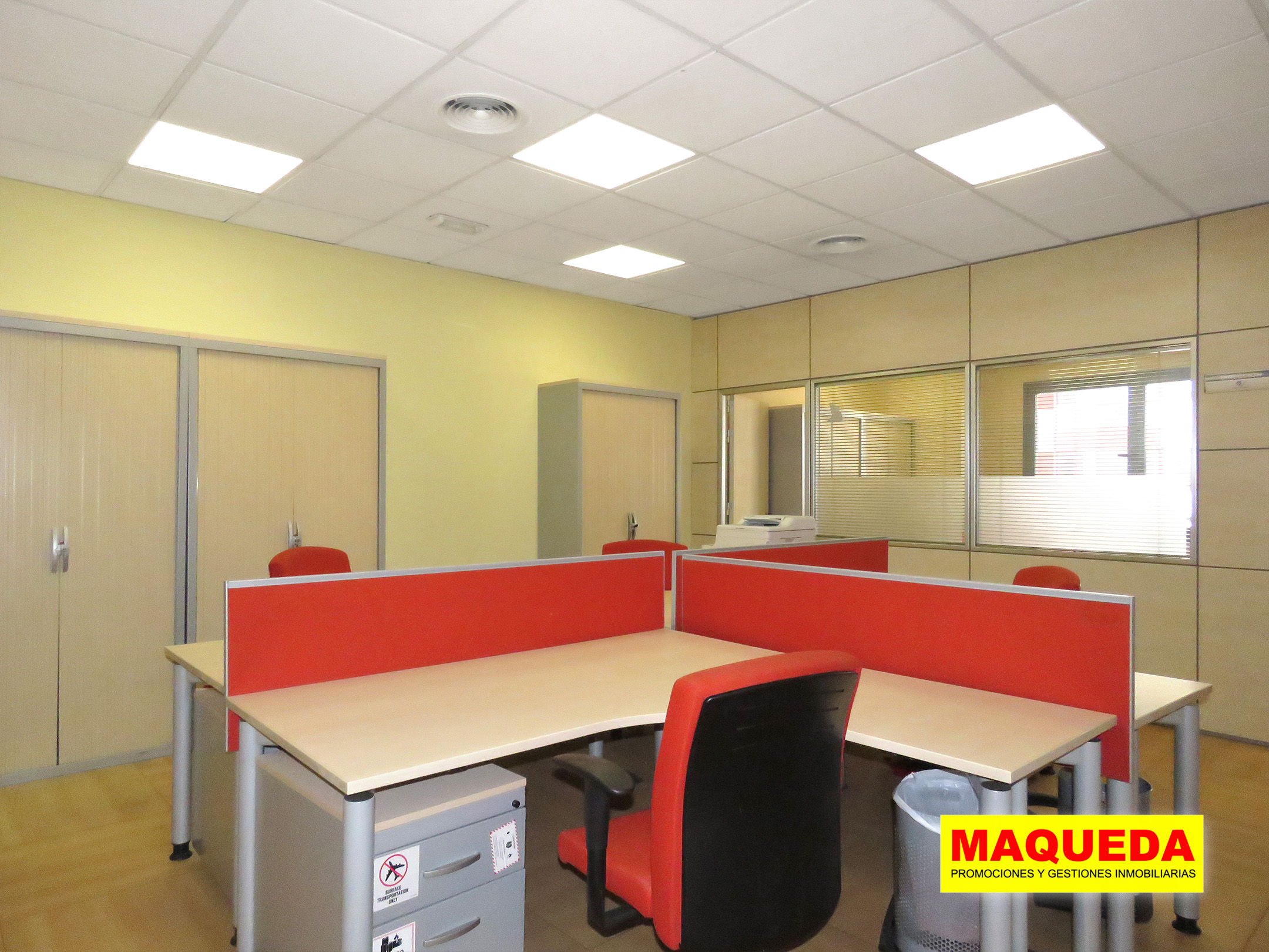 Sala con 4 puestos de trabajo en oficina en calle Gamonal de Madrid