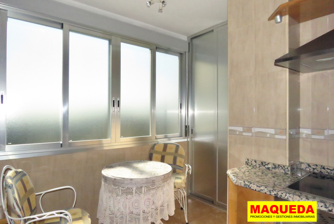 Zona de office en la cocina con armario de aluminio para despensa