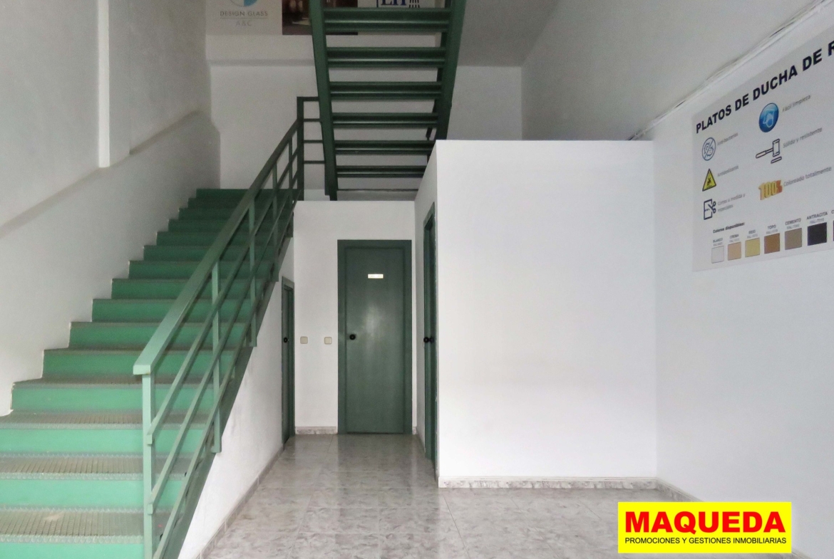 Escaleras a la segunda planta de la nave