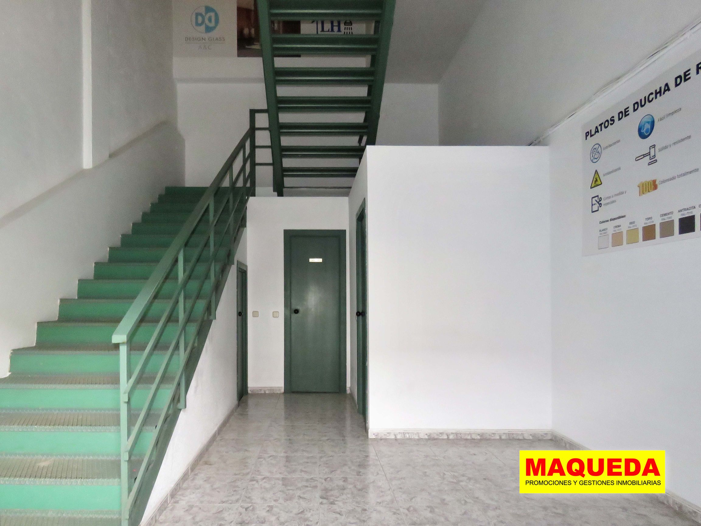 Escaleras a la segunda planta de la nave