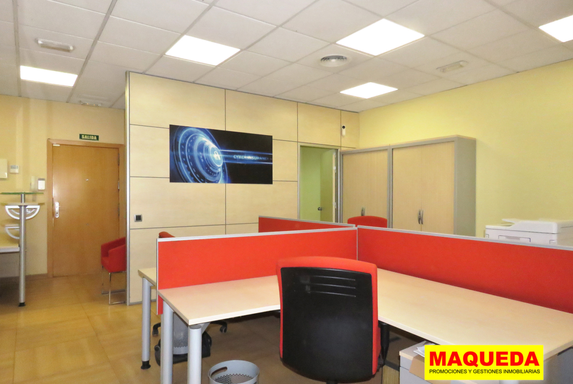 Sala con 4 puestos de trabajo en oficina en calle Gamonal de Madrid