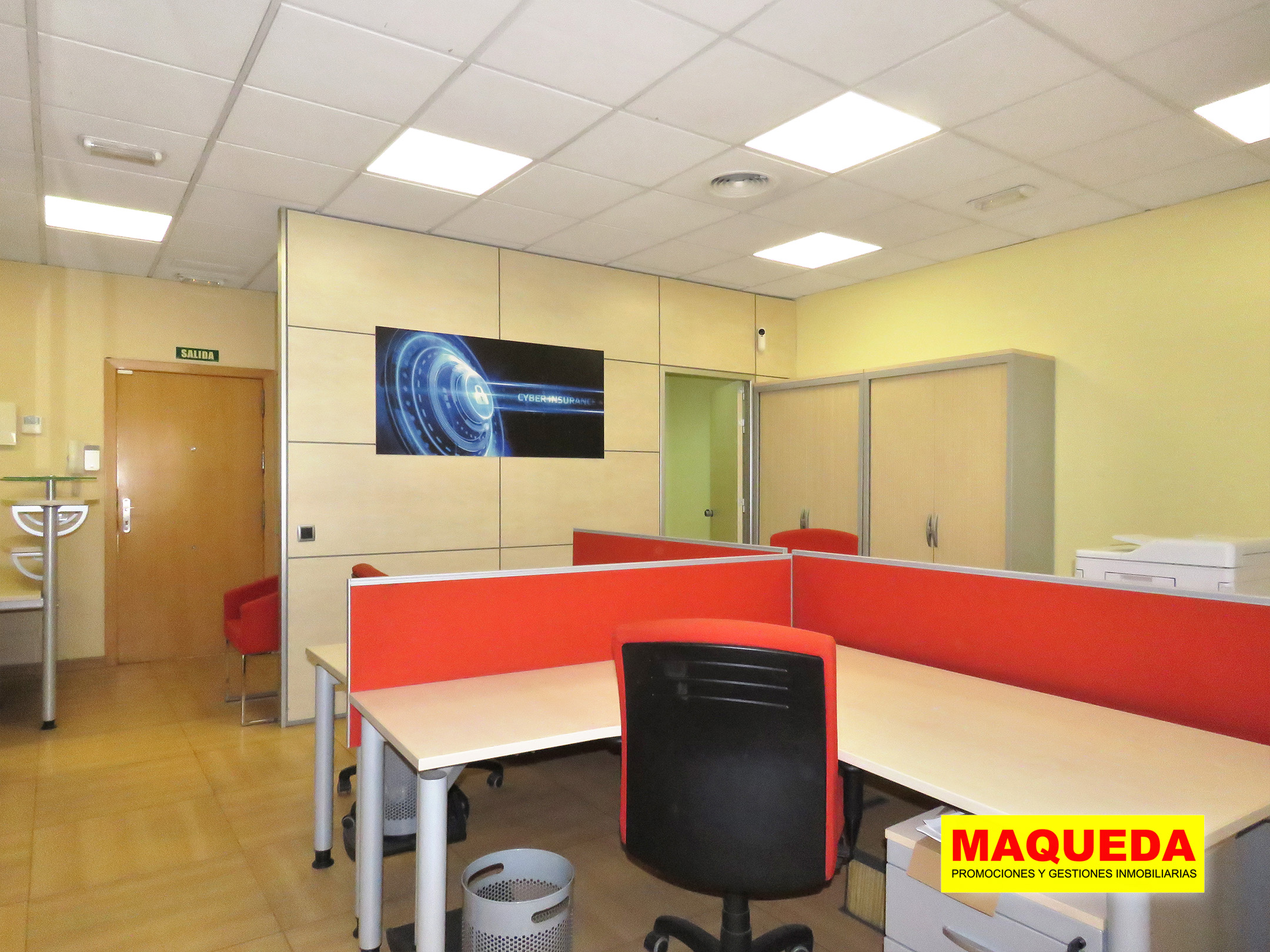 Sala con 4 puestos de trabajo en oficina en calle Gamonal de Madrid