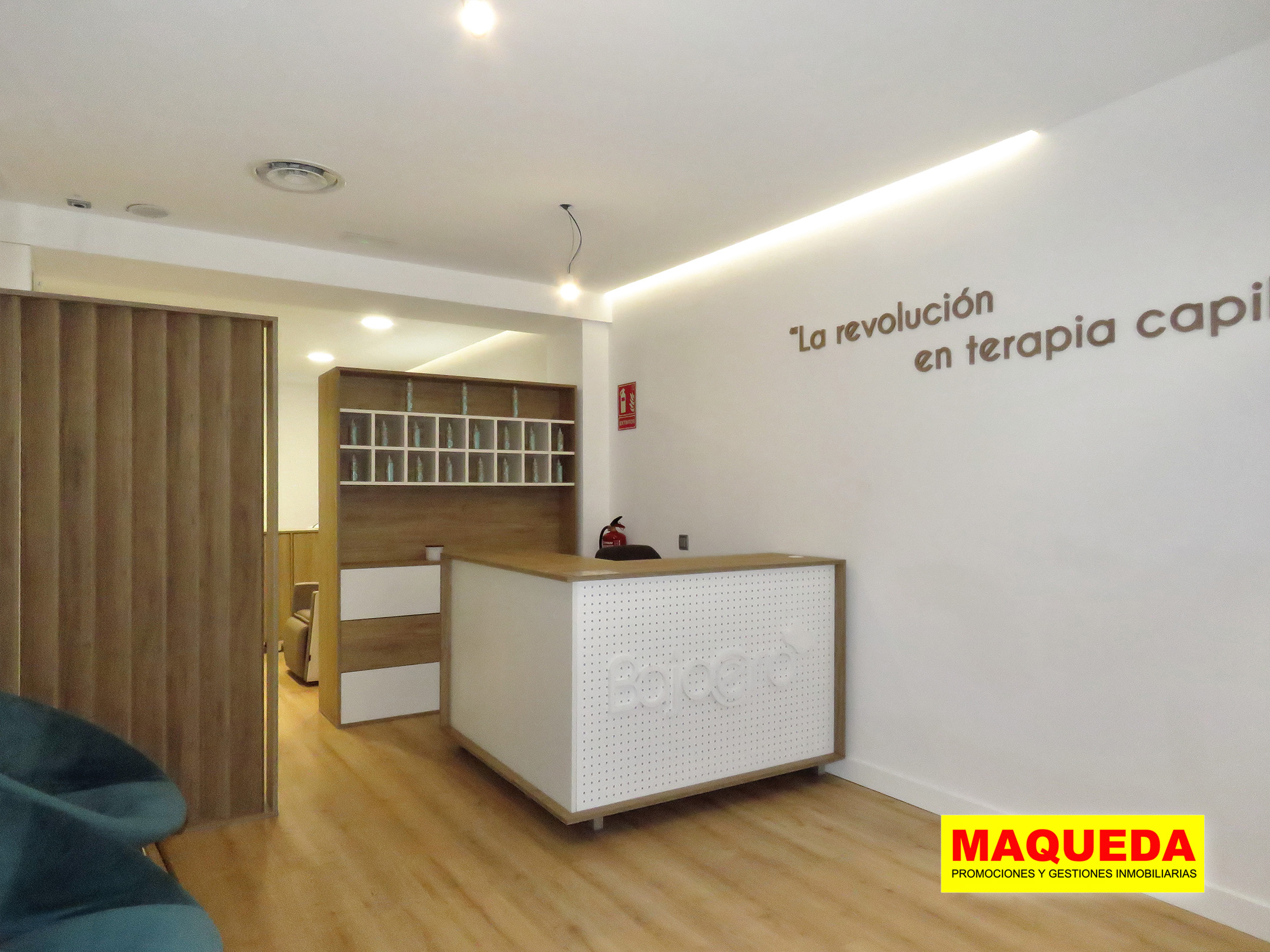 Zona de recepción con mostrador en el local en venta en el centro de Alcorcón