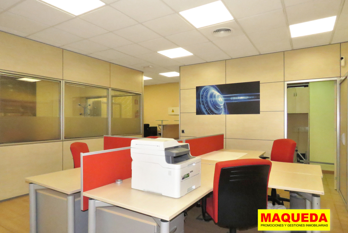 Sala con 4 puestos de trabajo en oficina en calle Gamonal de Madrid