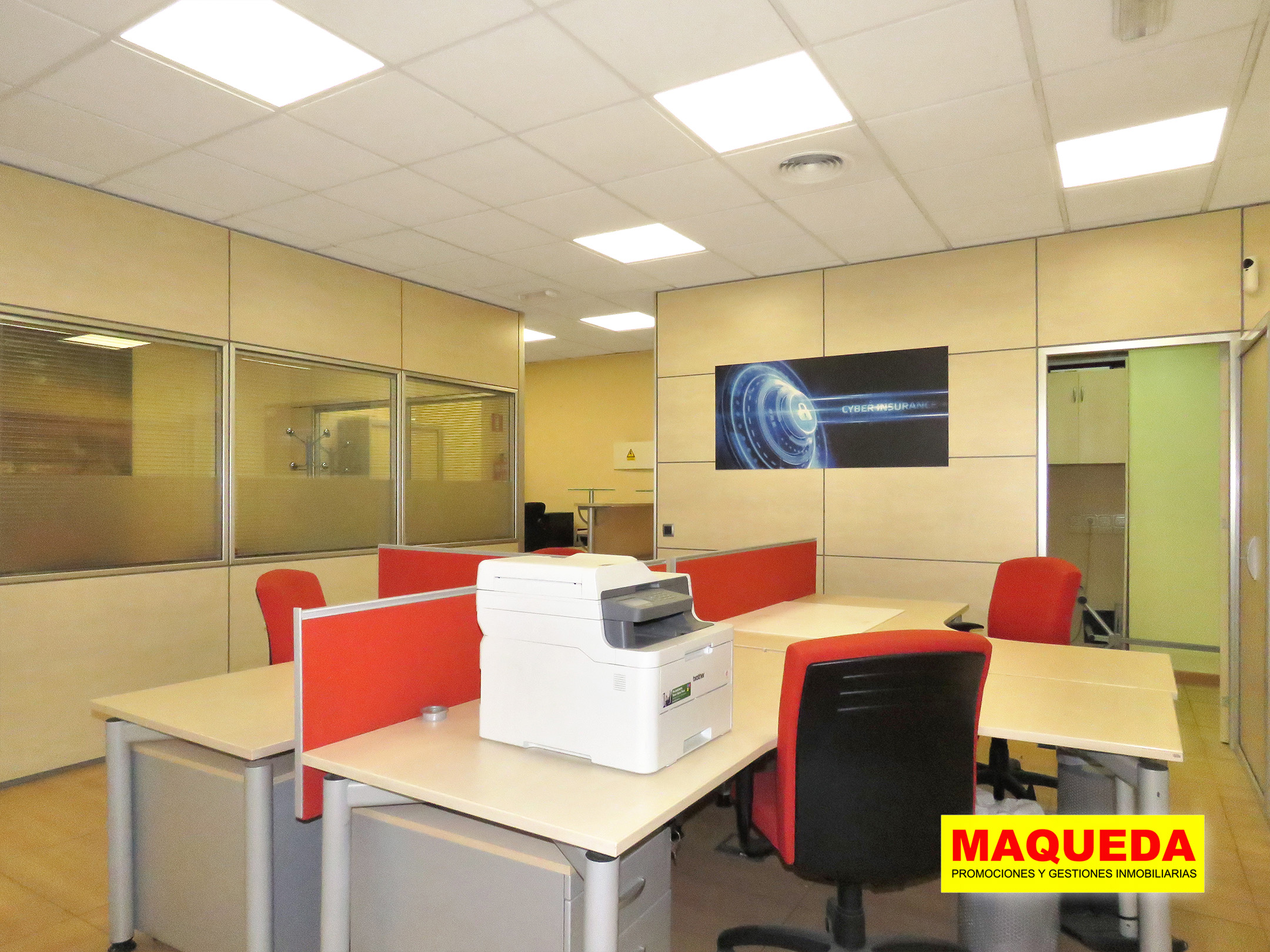 Sala con 4 puestos de trabajo en oficina en calle Gamonal de Madrid