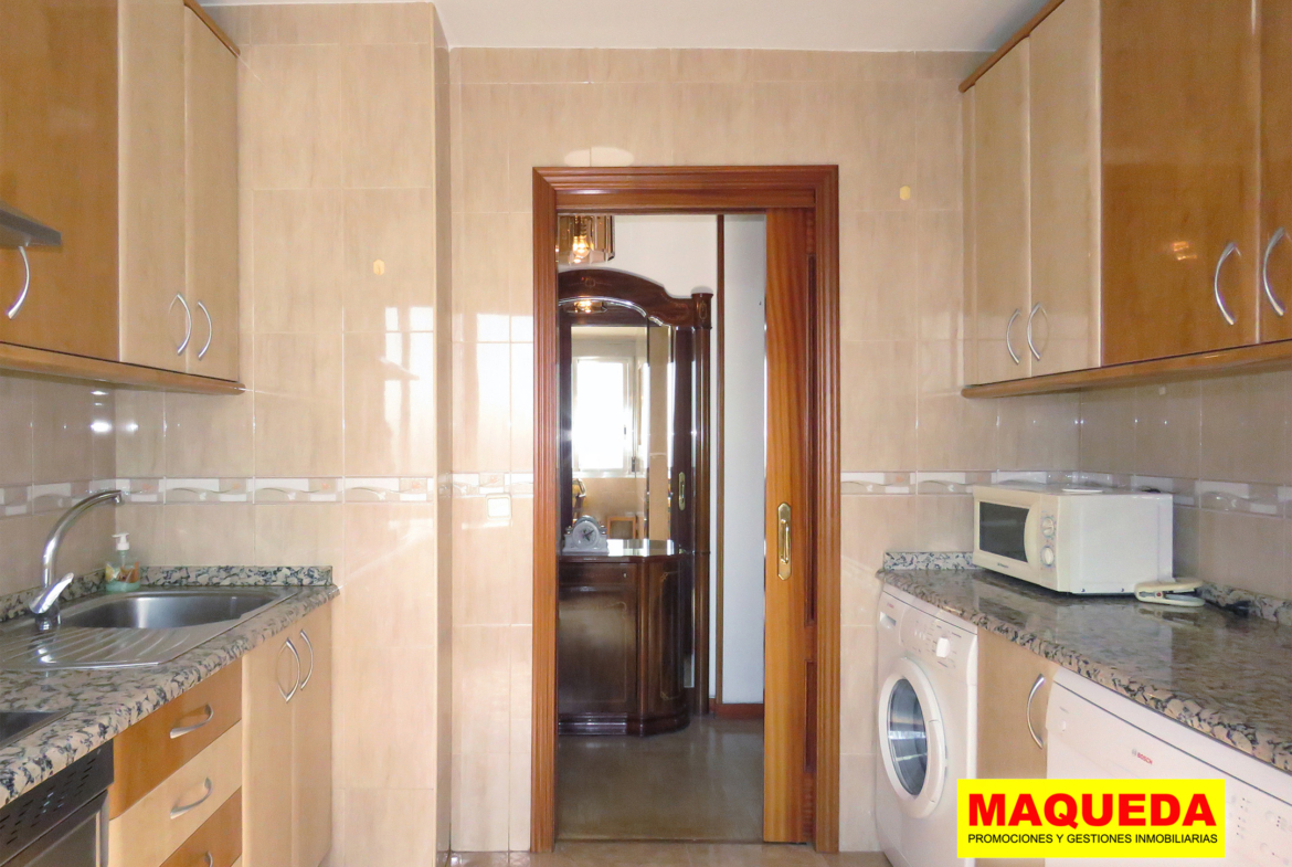 Cocina con puerta corredera para maximizar el espacio