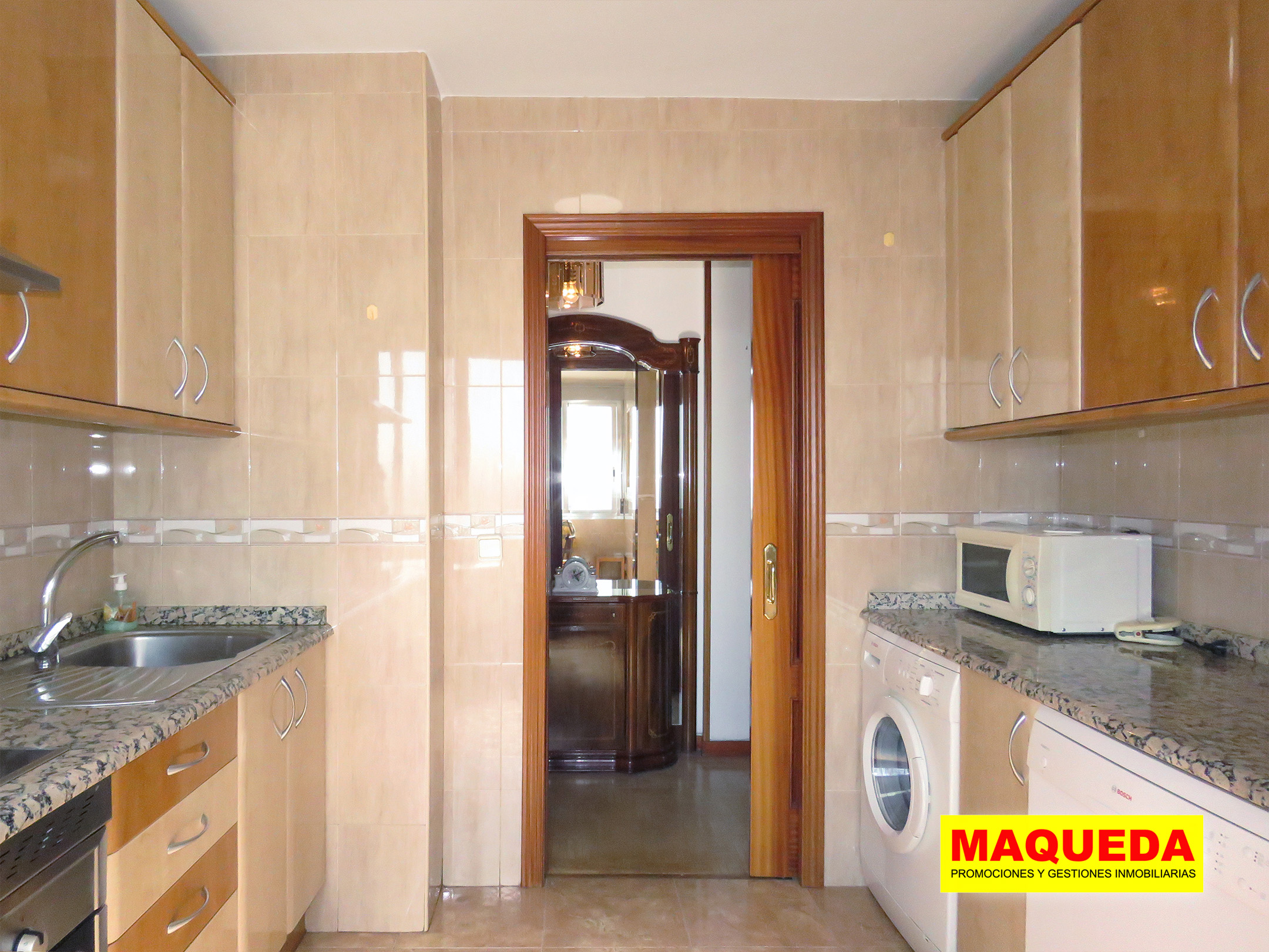 Cocina con puerta corredera para maximizar el espacio