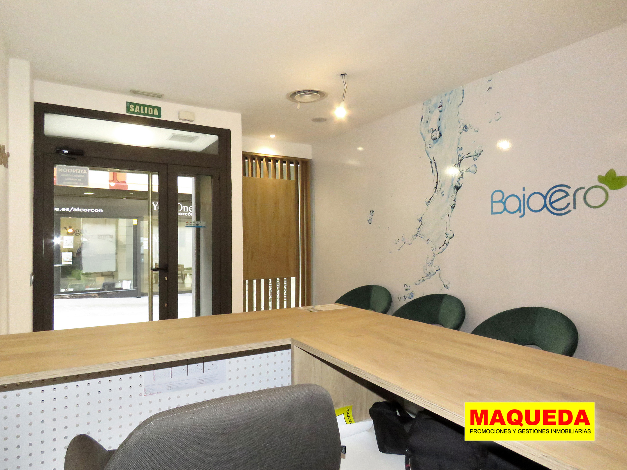 Acceso al local comercial desde la recepción