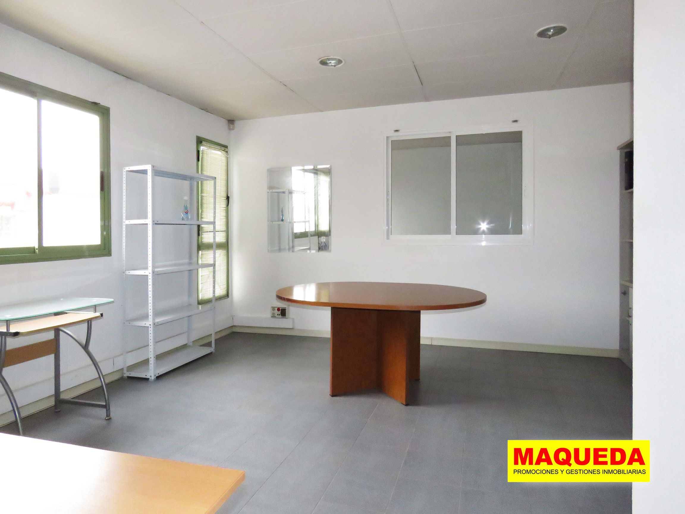 Oficina en la entreplanta de la nave en venta en Alcorcón