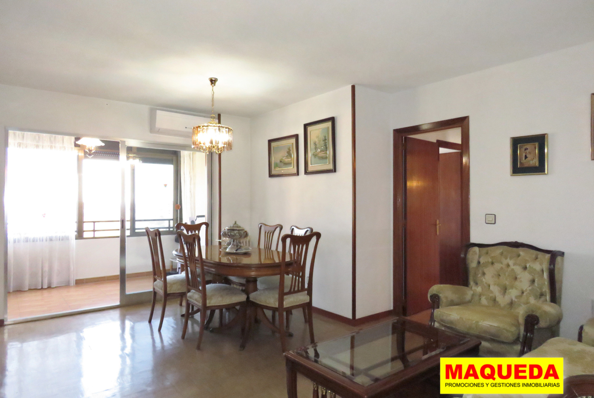 Salón comedor con muebles clásicos de madera