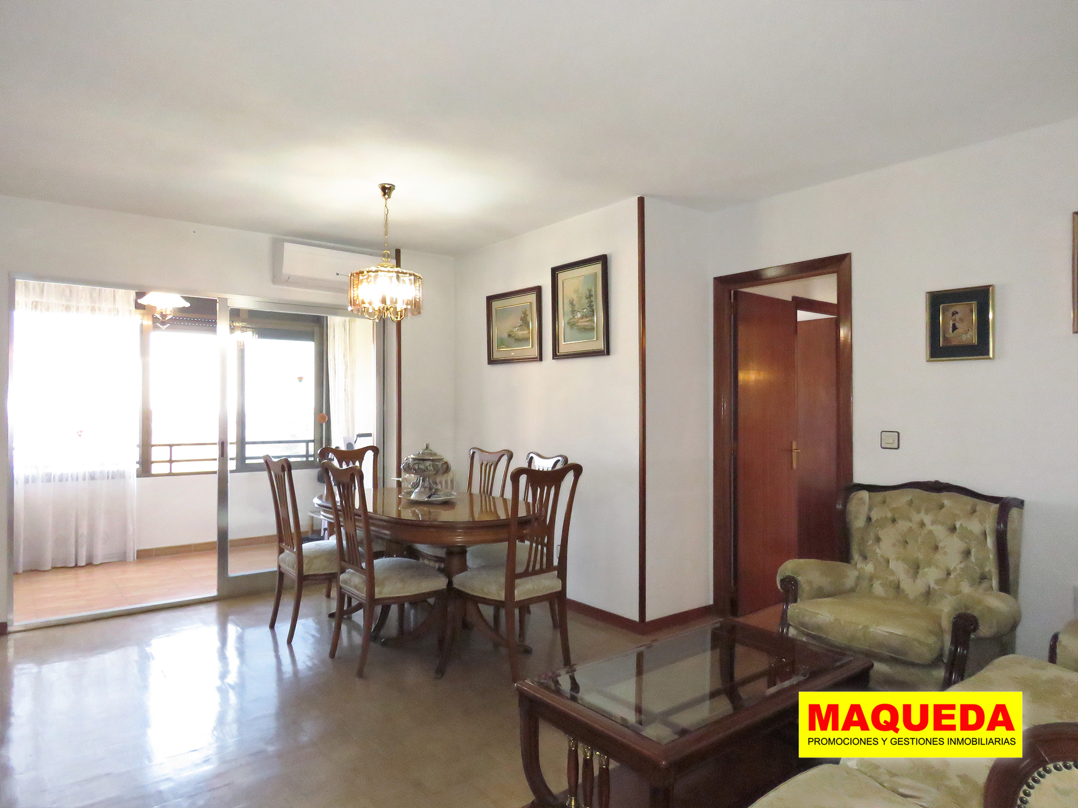 Salón comedor con muebles clásicos de madera