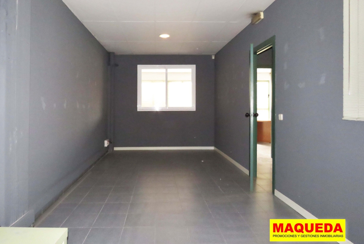 Despacho en la entreplanta de la nave en venta en Alcorcón