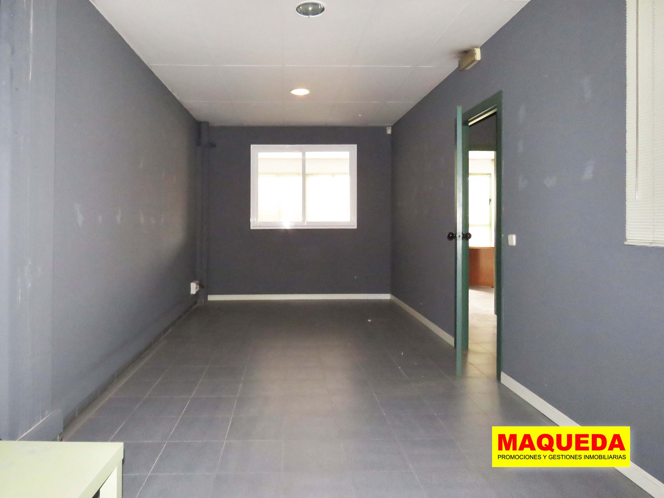 Despacho en la entreplanta de la nave en venta en Alcorcón