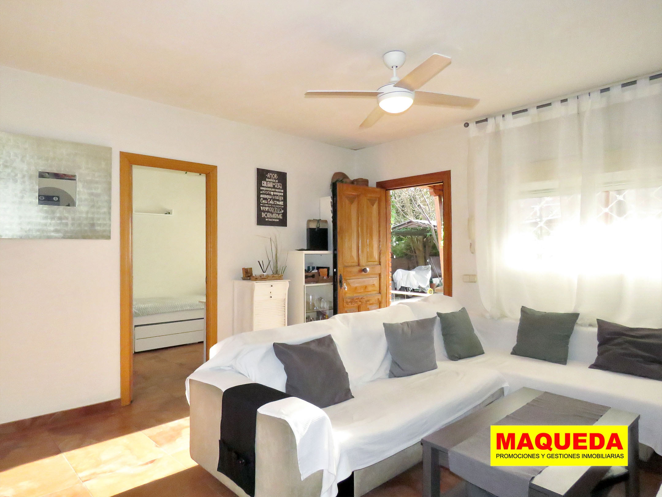 Acceso al salón comedor desde el porche delantero