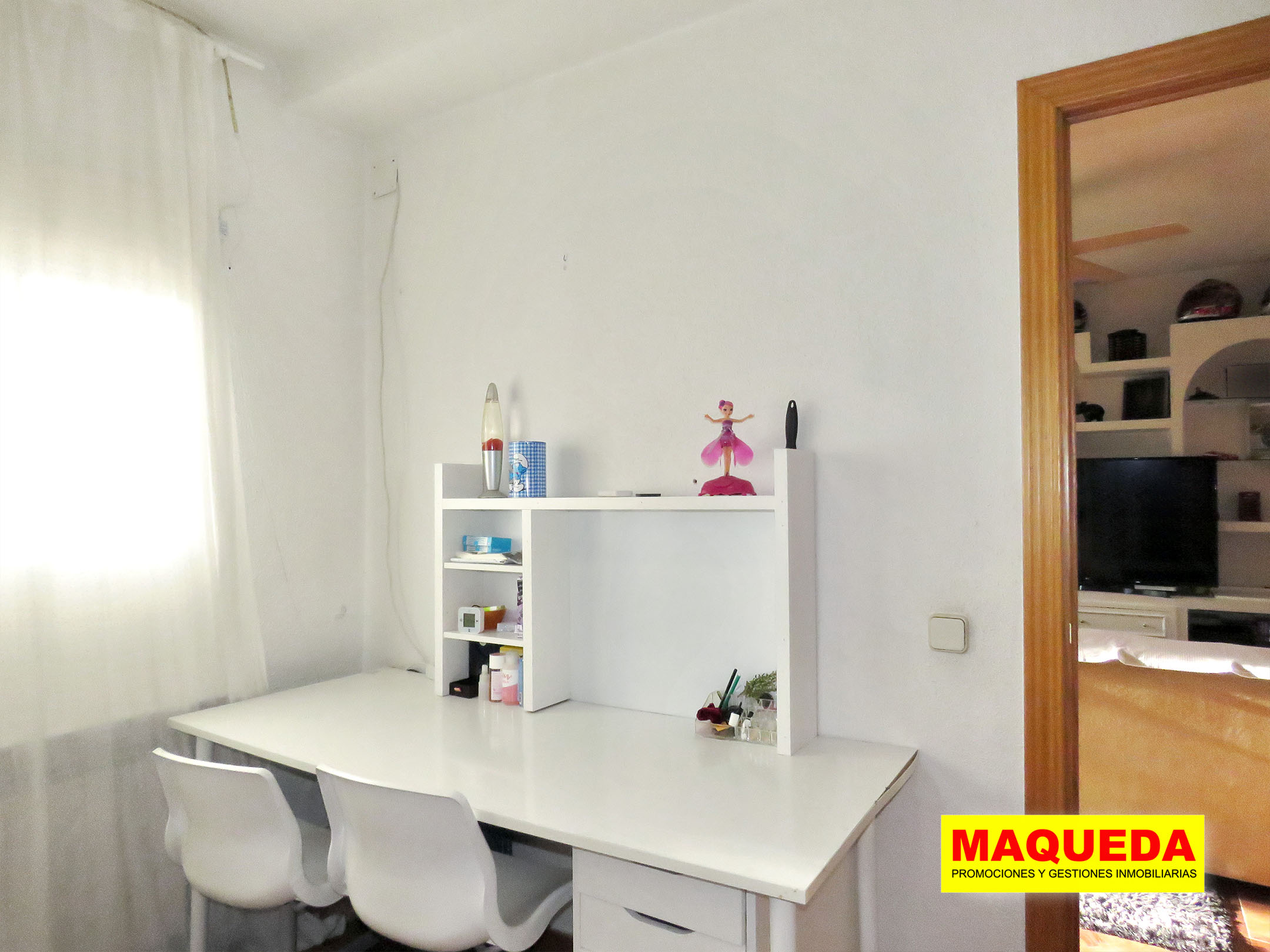 Dormitorio del chalet con mesa escritorio