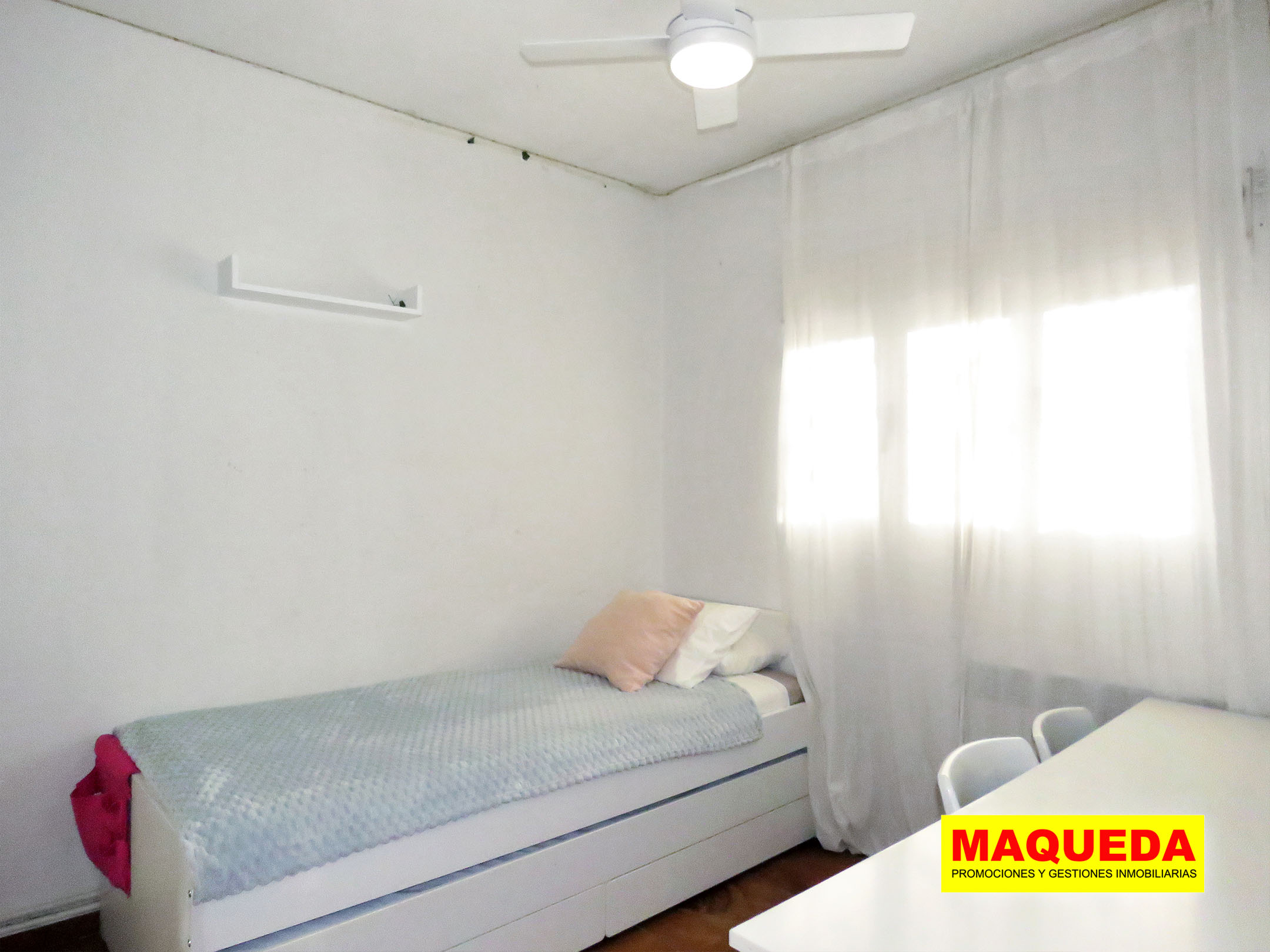 Dormitorio del chalet con cama nido