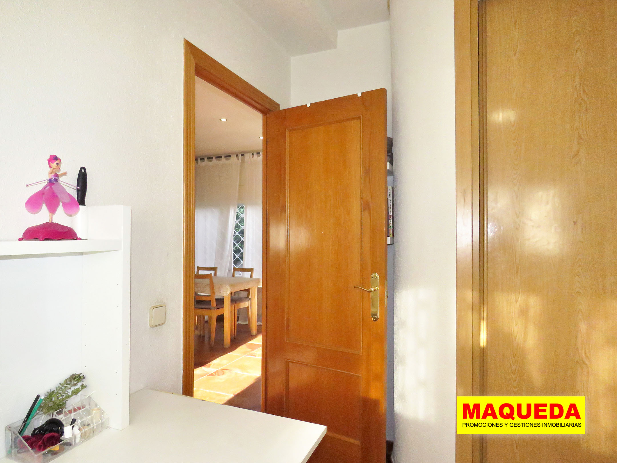 Dormitorio del chalet con armario empotrado. Al fondo, salón - comedor