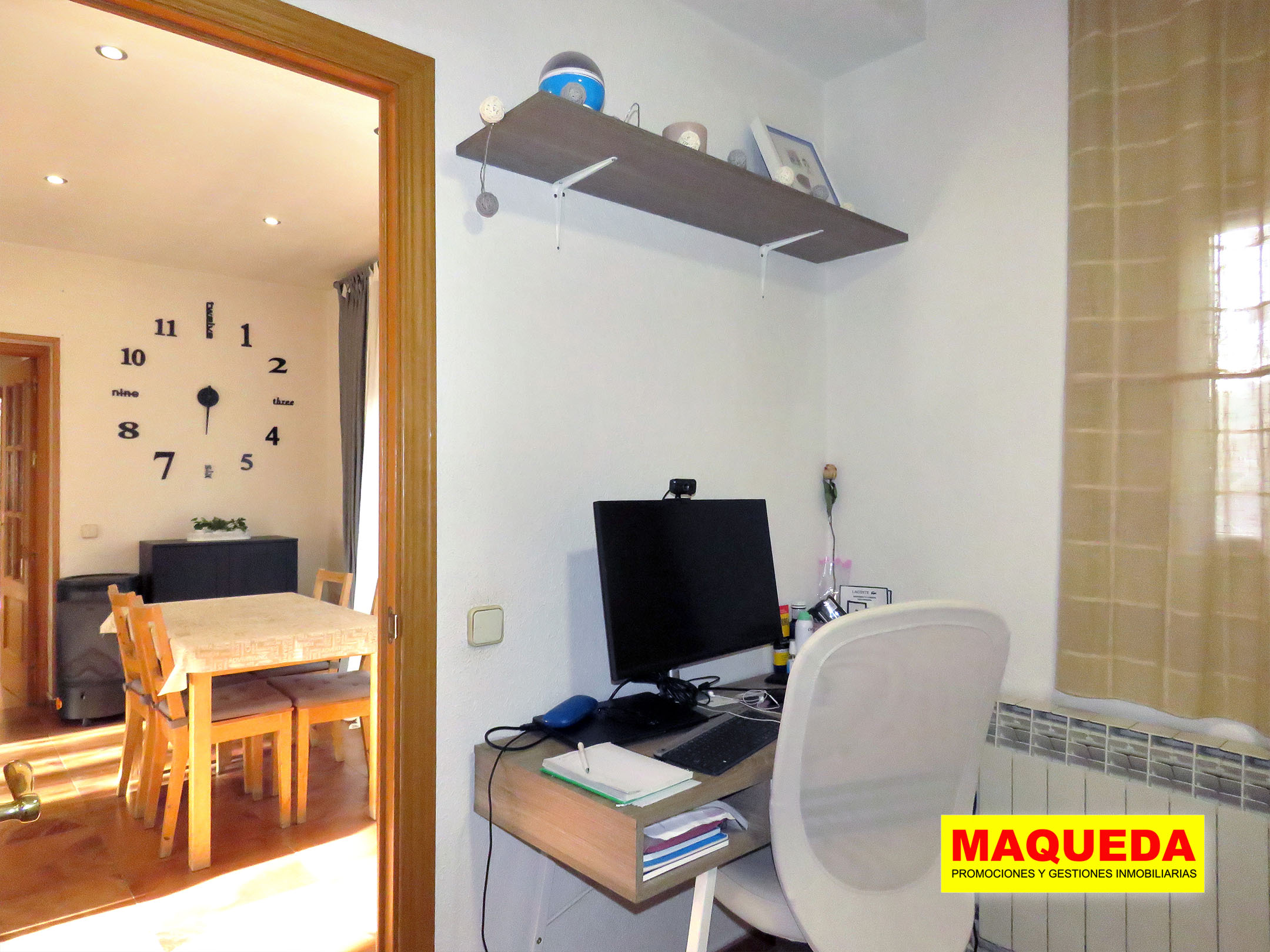 Dormitorio del chalet con mesa escritorio