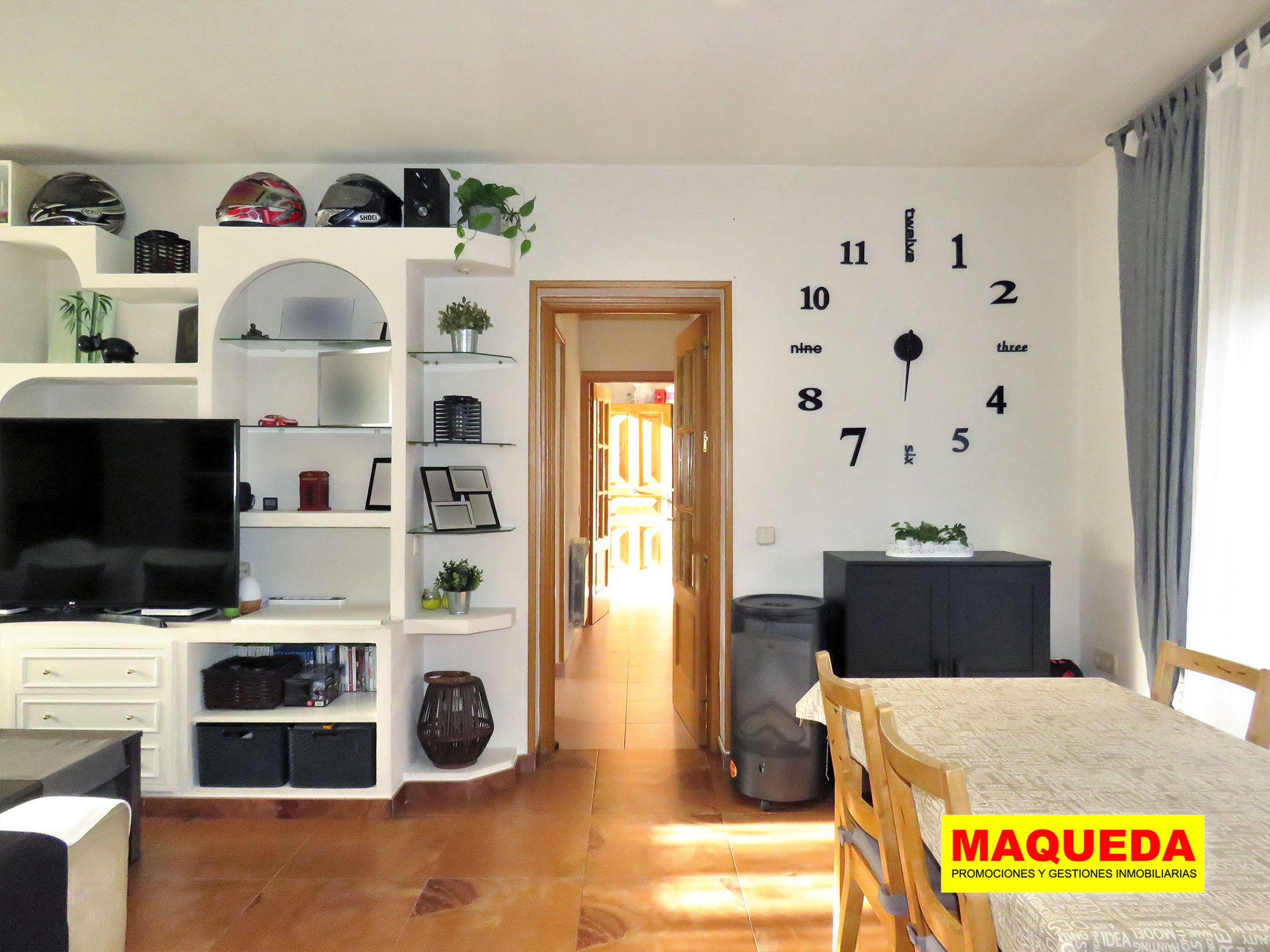 Salón comedor con pasillo de distribución al fondo