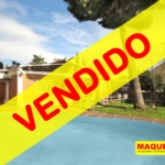 Fachada principal del chalet en Majadahonda con piscina cubierta con etiqueta de VENDIDO