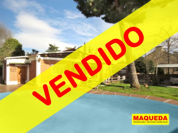 Fachada principal del chalet en Majadahonda con piscina cubierta con etiqueta de VENDIDO