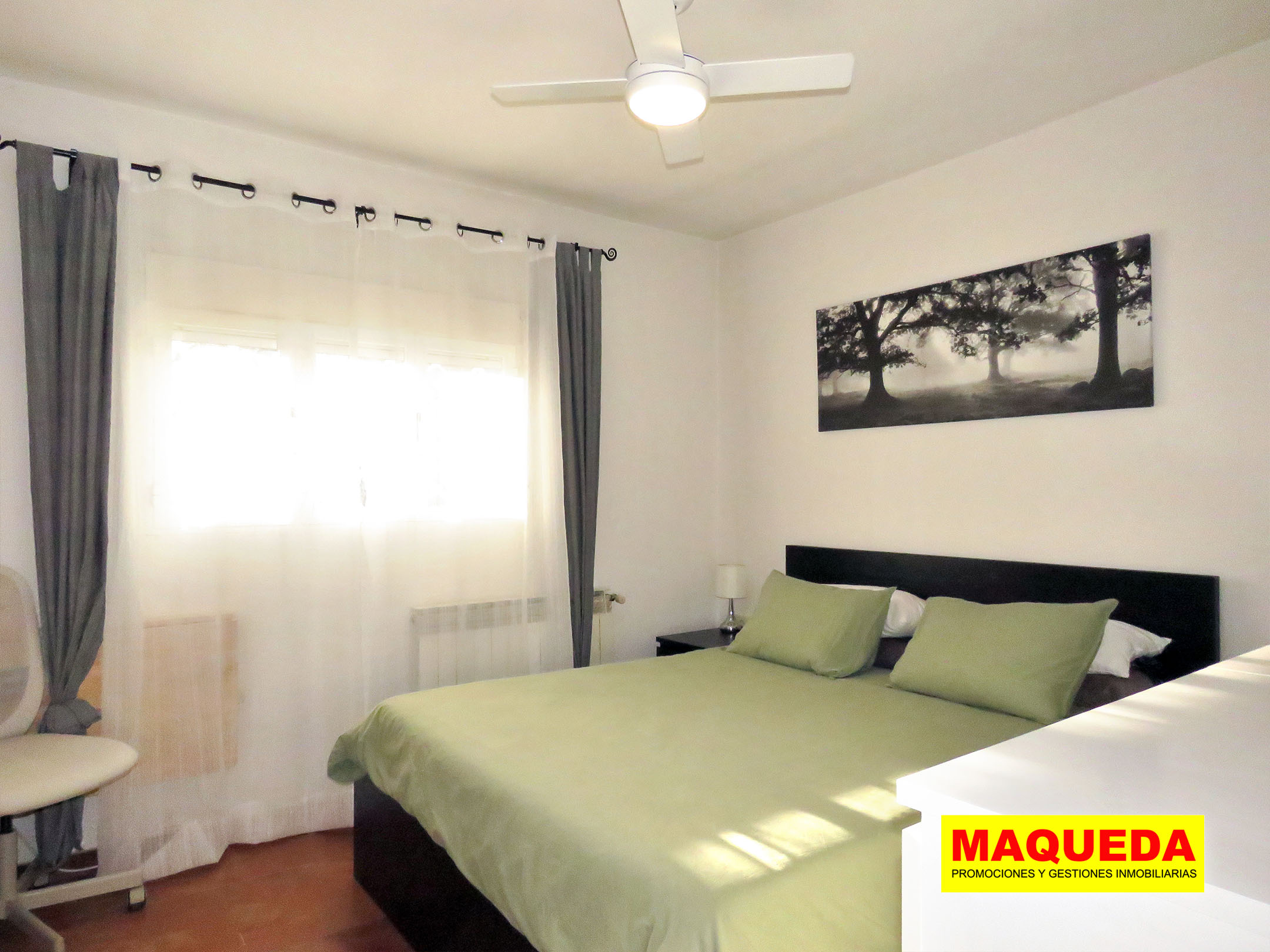 Dormitorio principal del chalet con cama doble