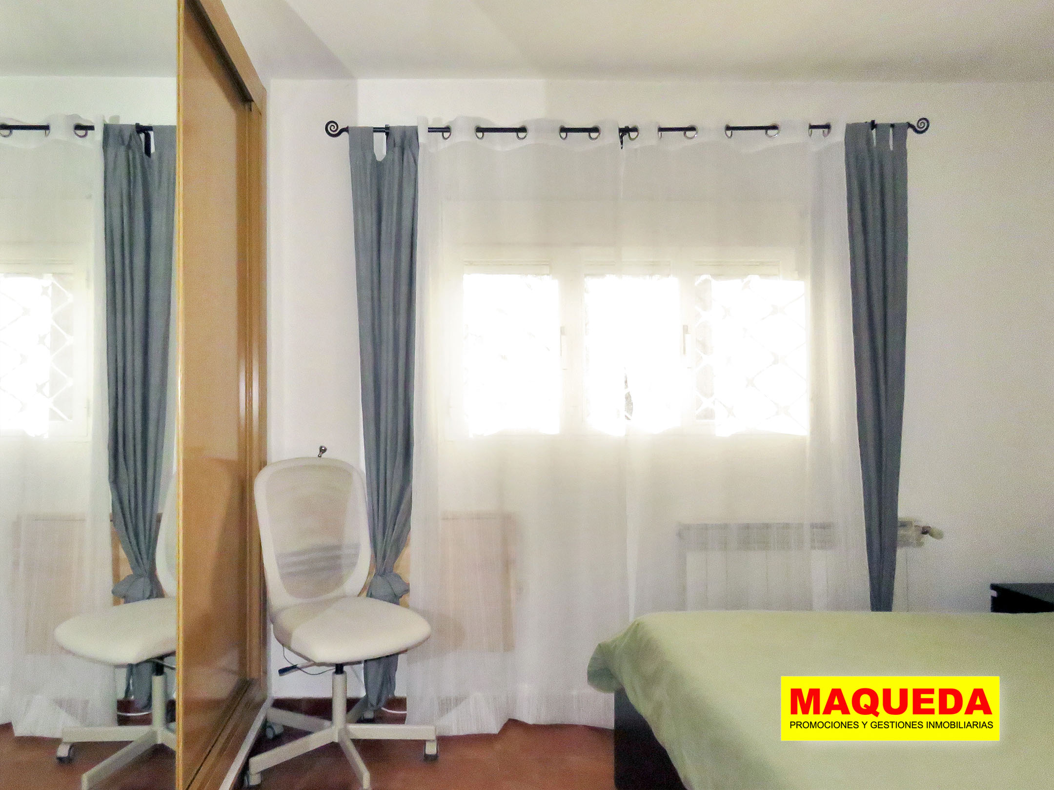 Dormitorio principal del chalet con cama doble y armario empotrado