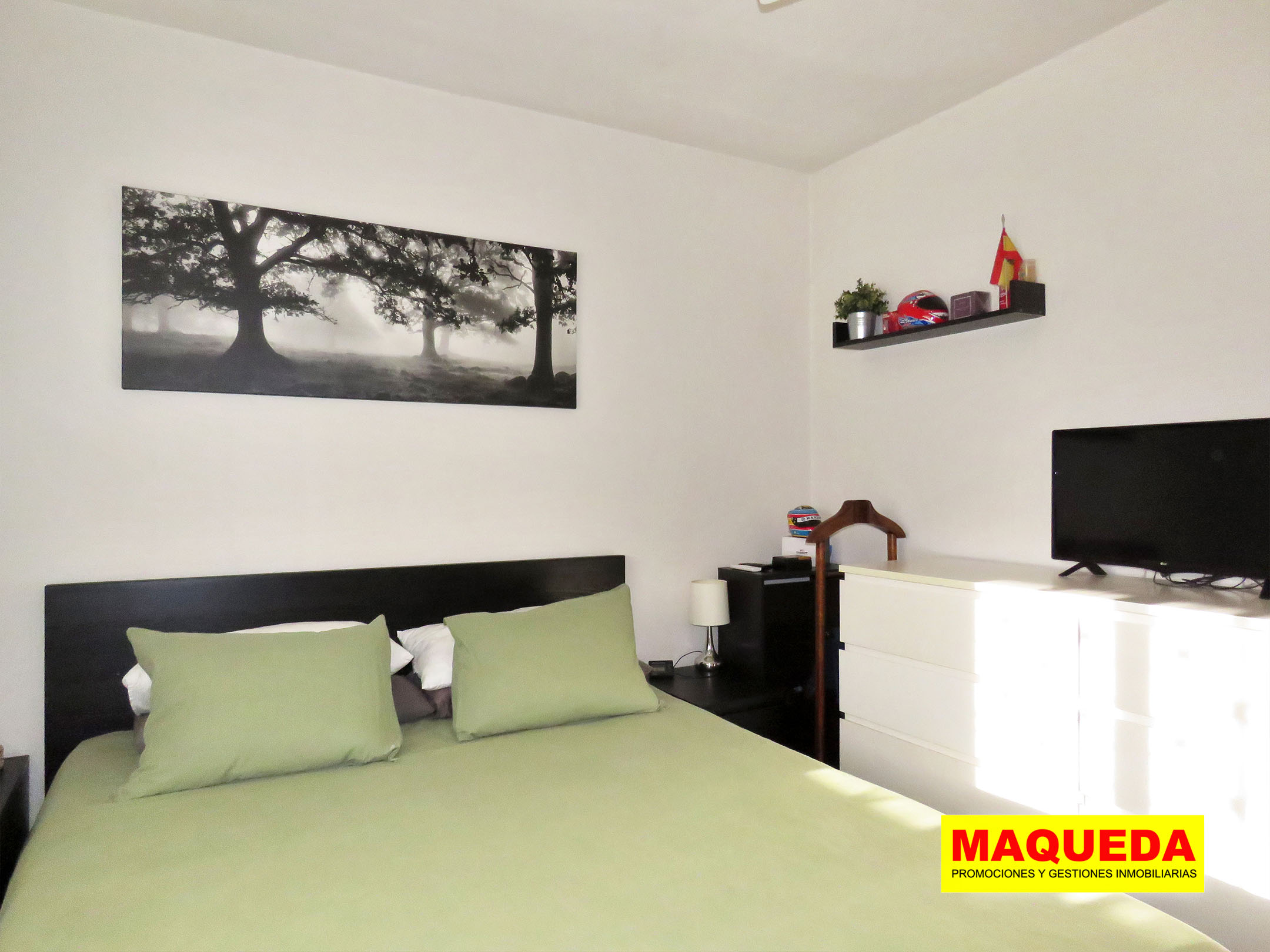 Dormitorio principal del chalet con cama doble