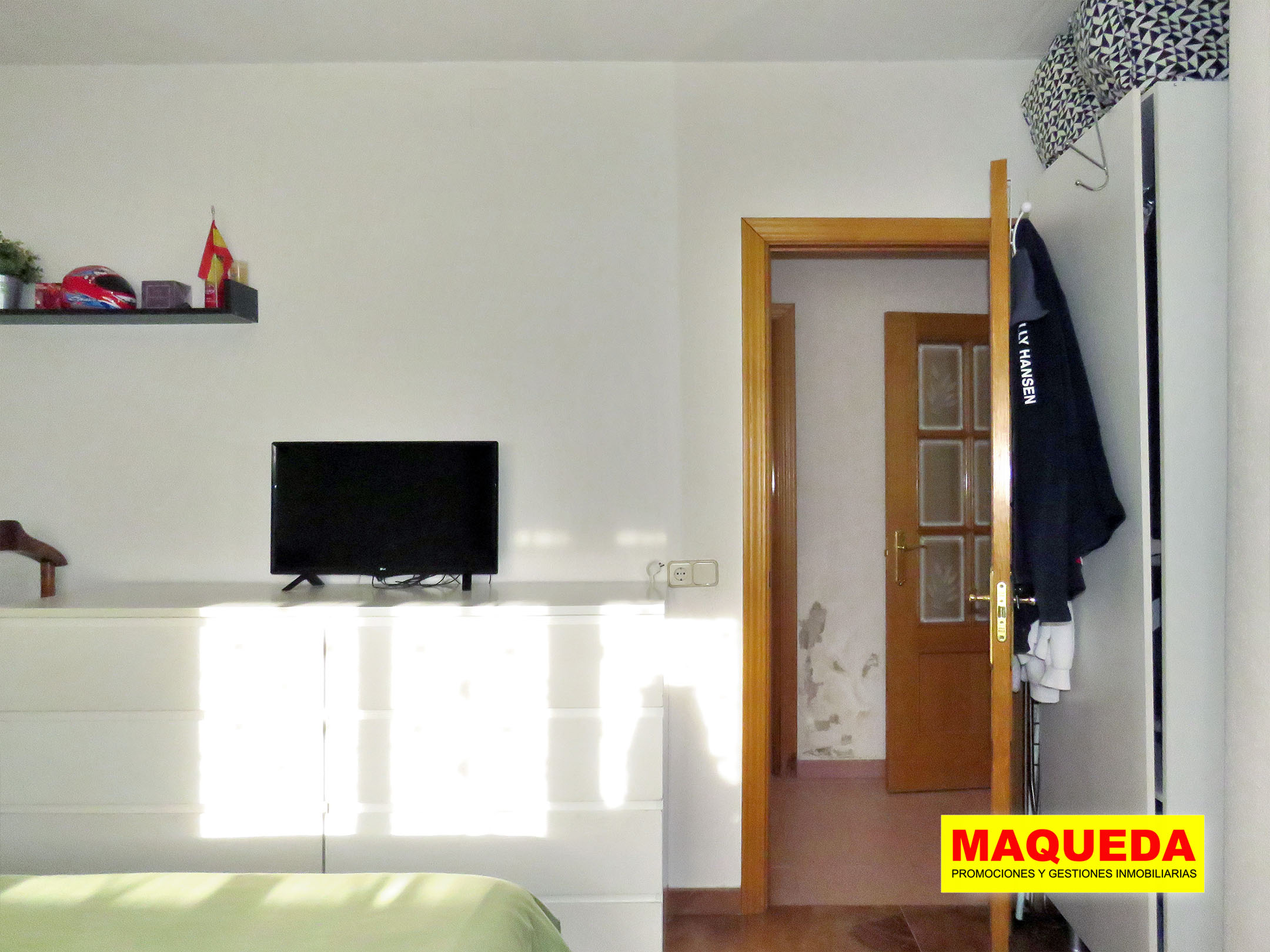 Dormitorio principal del chalet. Al fondo, pasillo de distribución