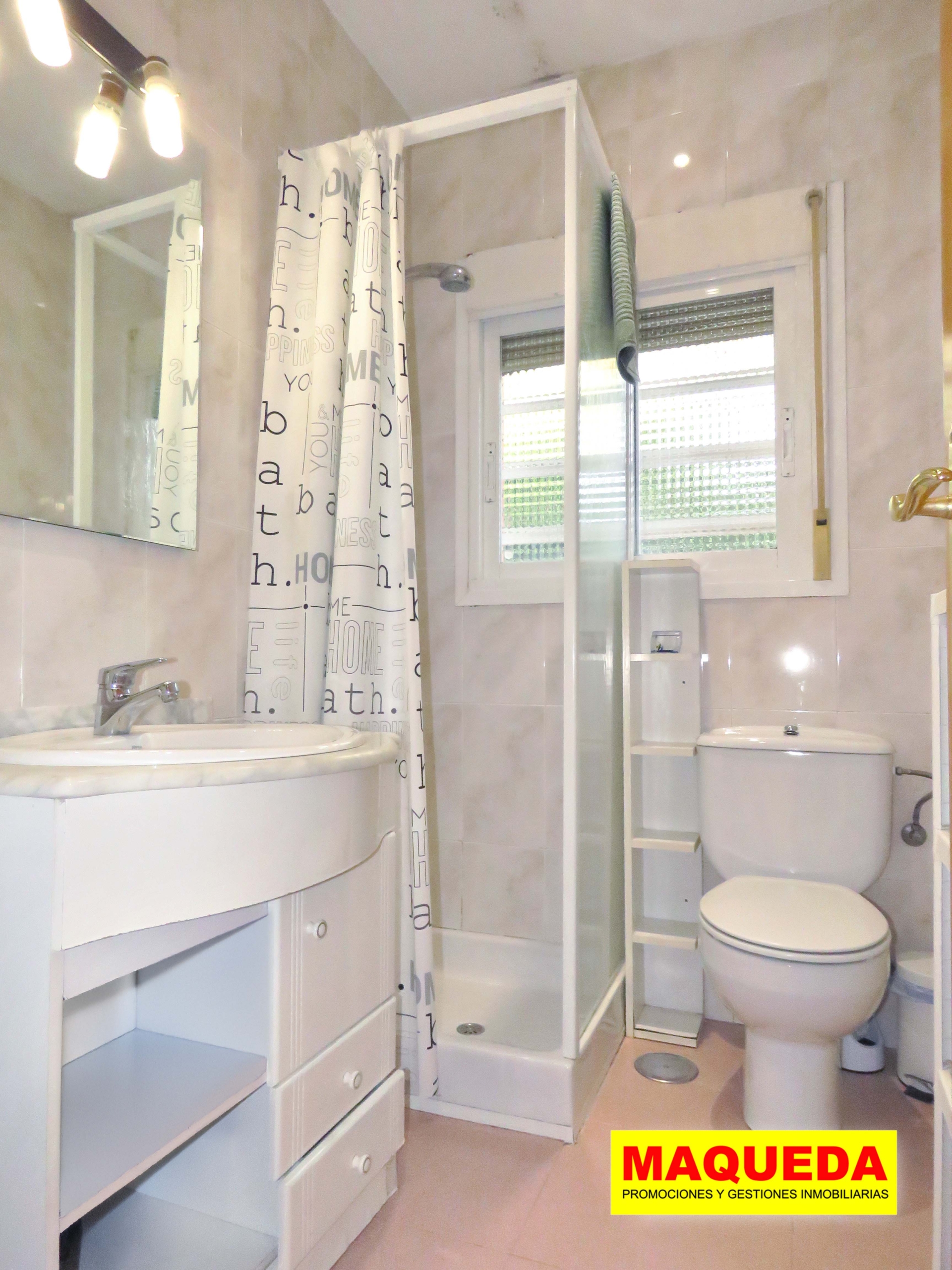 Baño del chalet con plato de ducha