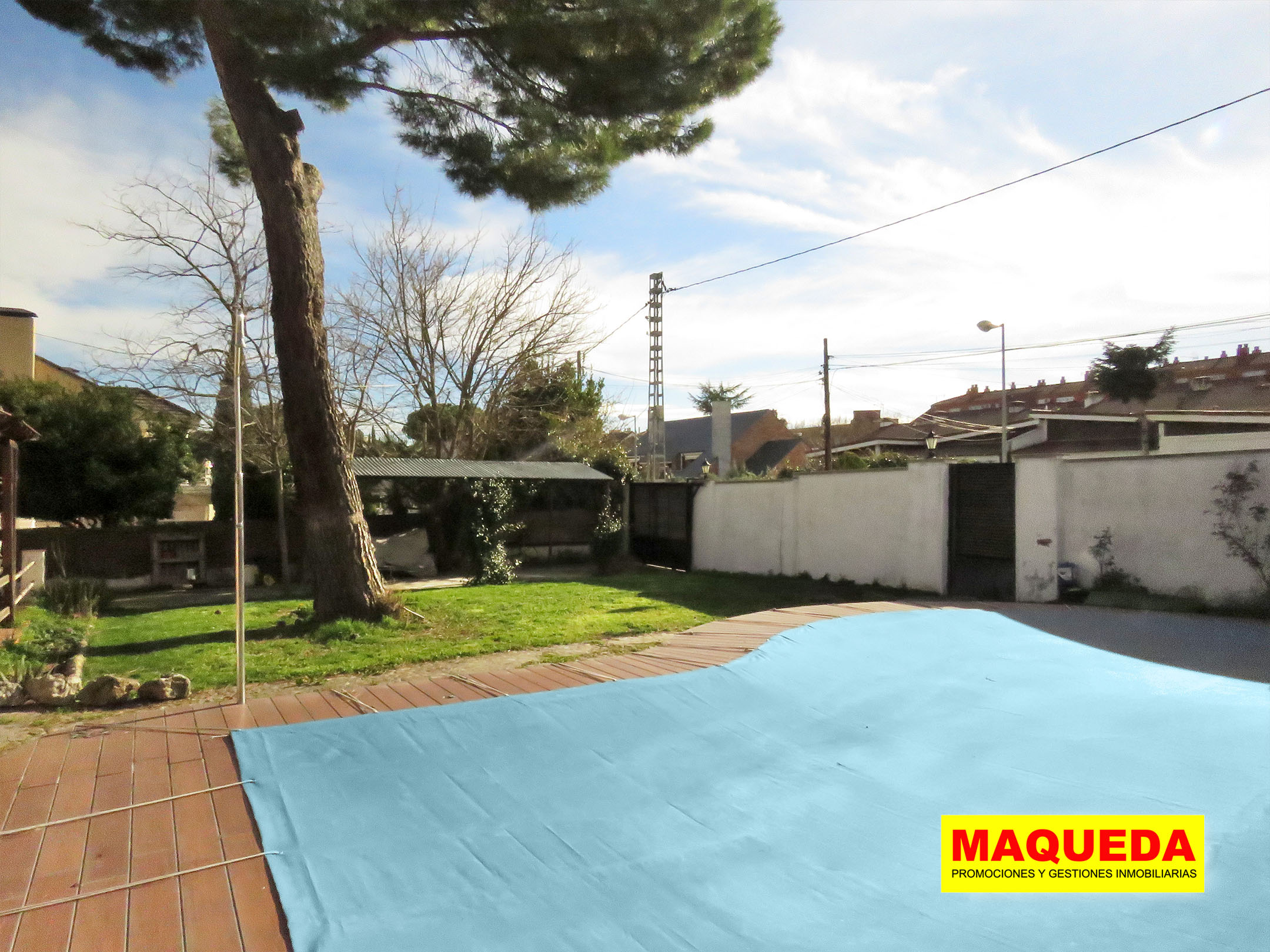 Piscina del chalet en Majadahonda cubierta con lona