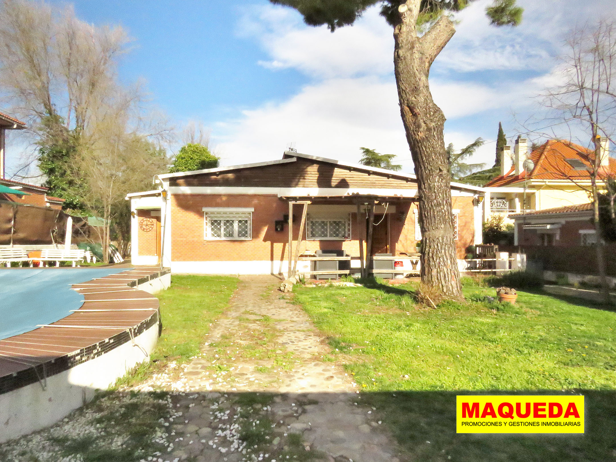 Fachada y jardín del chalet en venta en Majadahonda