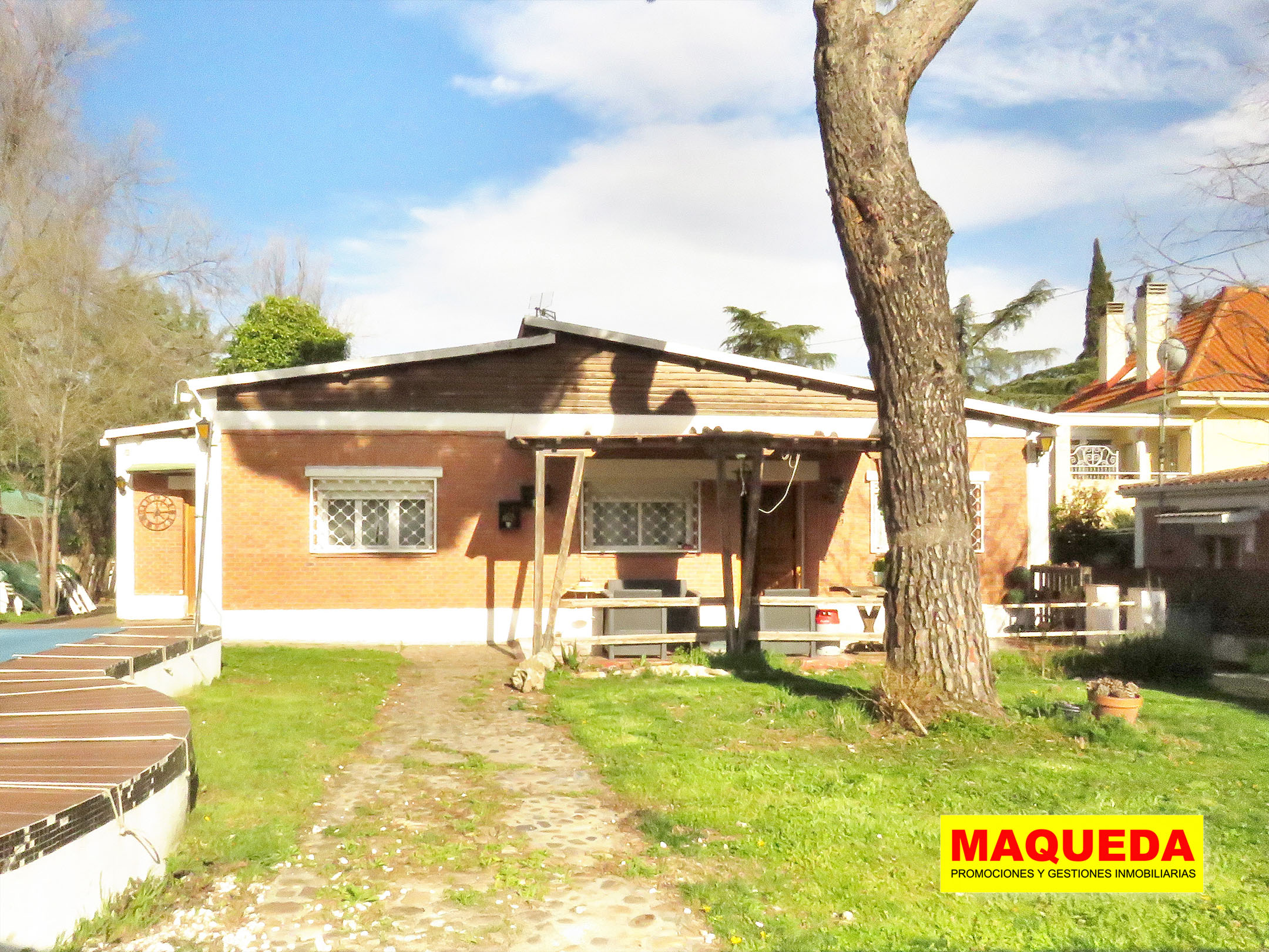 Fachada delantera del chalet en venta en Majadahonda