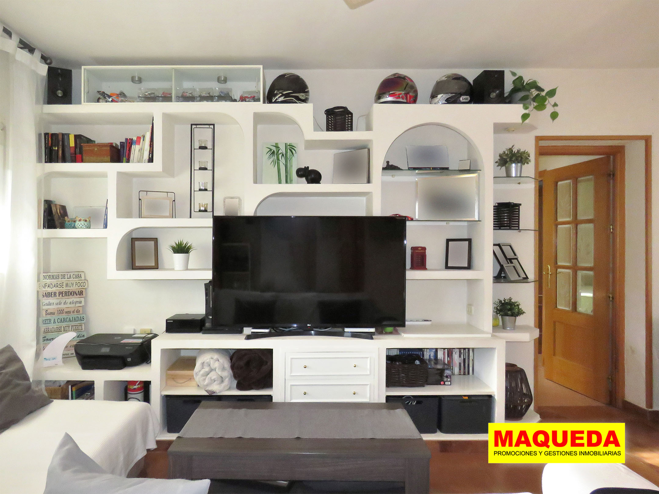 Mural de escayola en el salón comedor del chalet