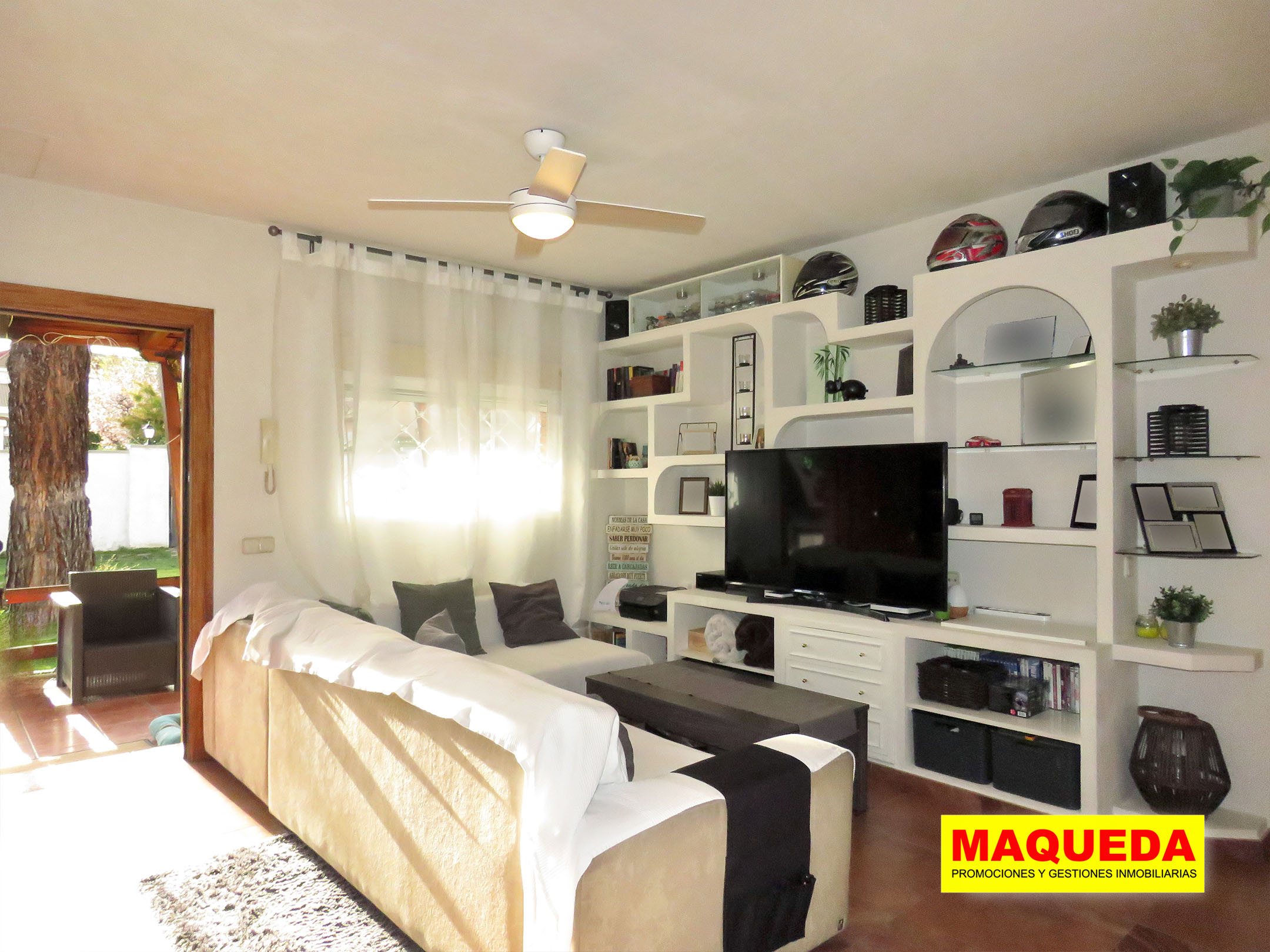 Zona de sofá en el salón del chalet en Majadahonda