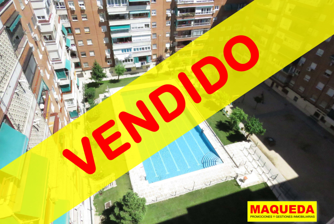 Foto de la piscina de la urbanización Parque Guadalquivir en Alcorcón con etiqueta de VENDIDO